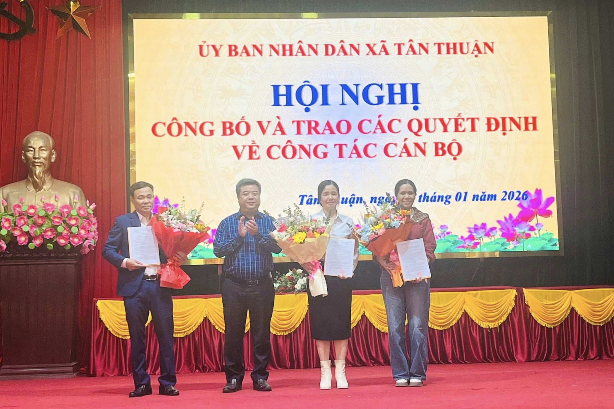 Xã Tân Thuận công bố các quyết đỊnh về công tác cán bộ