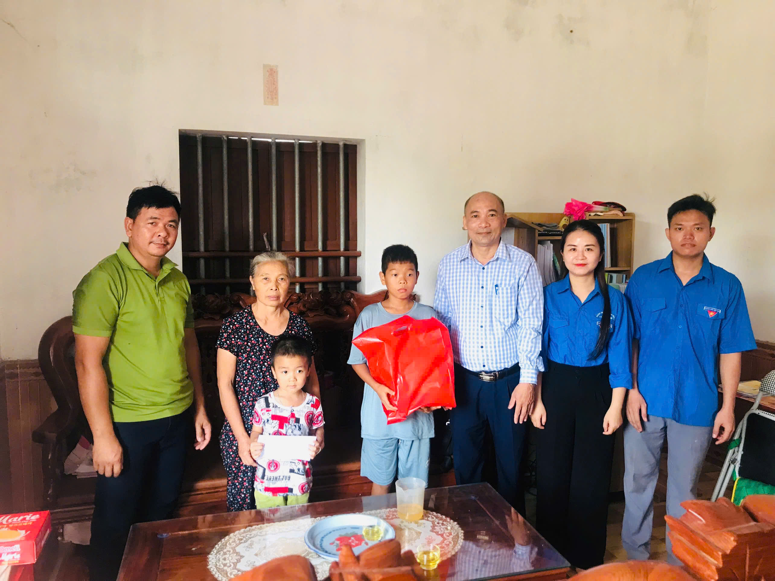 Trao 20 suất quà trung thu tặng trẻ em có hoàn cảnh khó khăn trên địa bàn xã