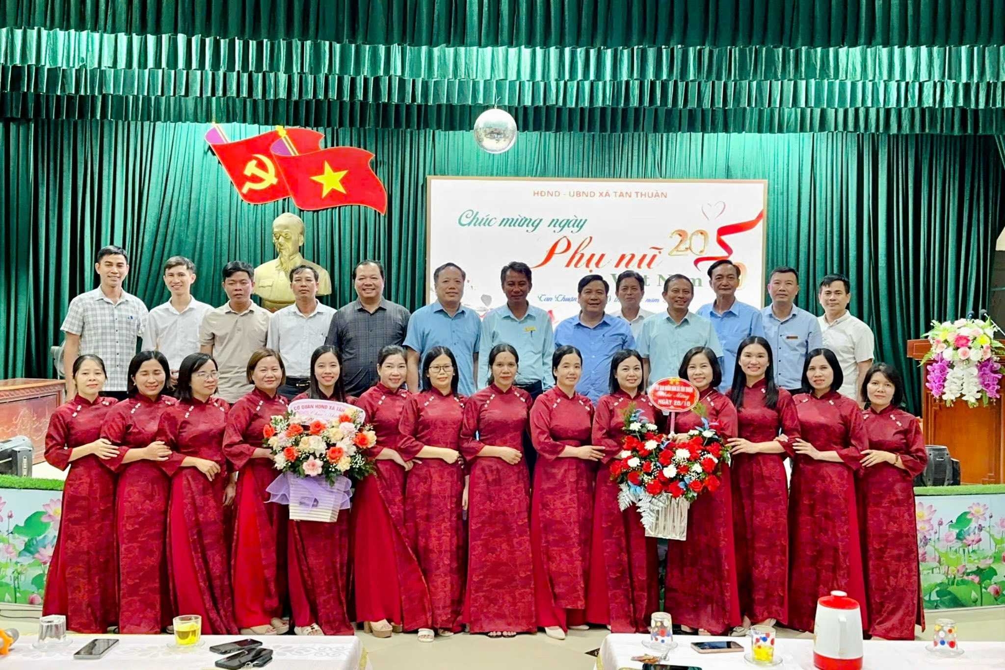 Gặp mặt nữ cán bộ, công chức, người lao động các cơ quan HĐND - UBND xã