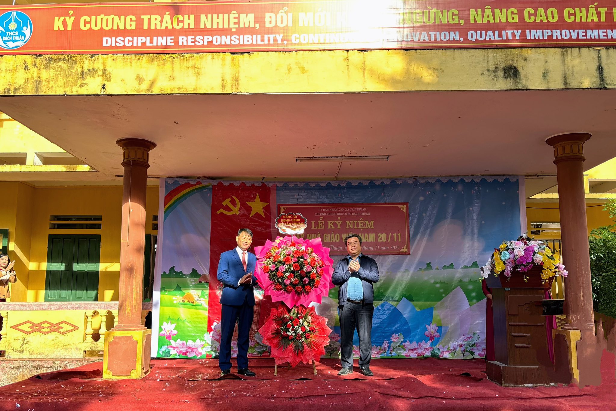 Các đồng chí lãnh đạo xã Tân Thuận thăm, chúc mừng Ngày Nhà giáo Việt Nam tại các cơ sở giáo dục