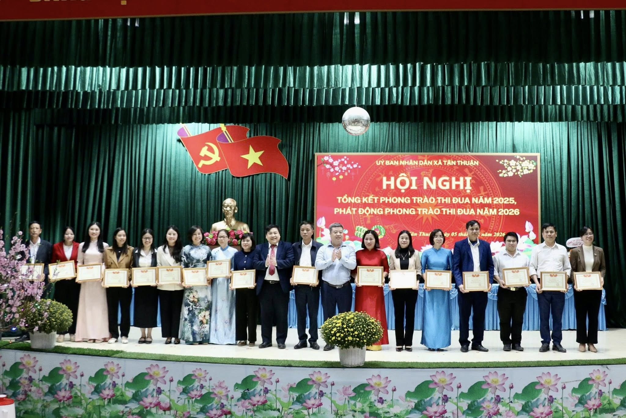 Xã Tân Thuận khen thưởng nhiều tập thể, cá nhân có thành tích xuất sắc trong phong trào thi đua năm 2025