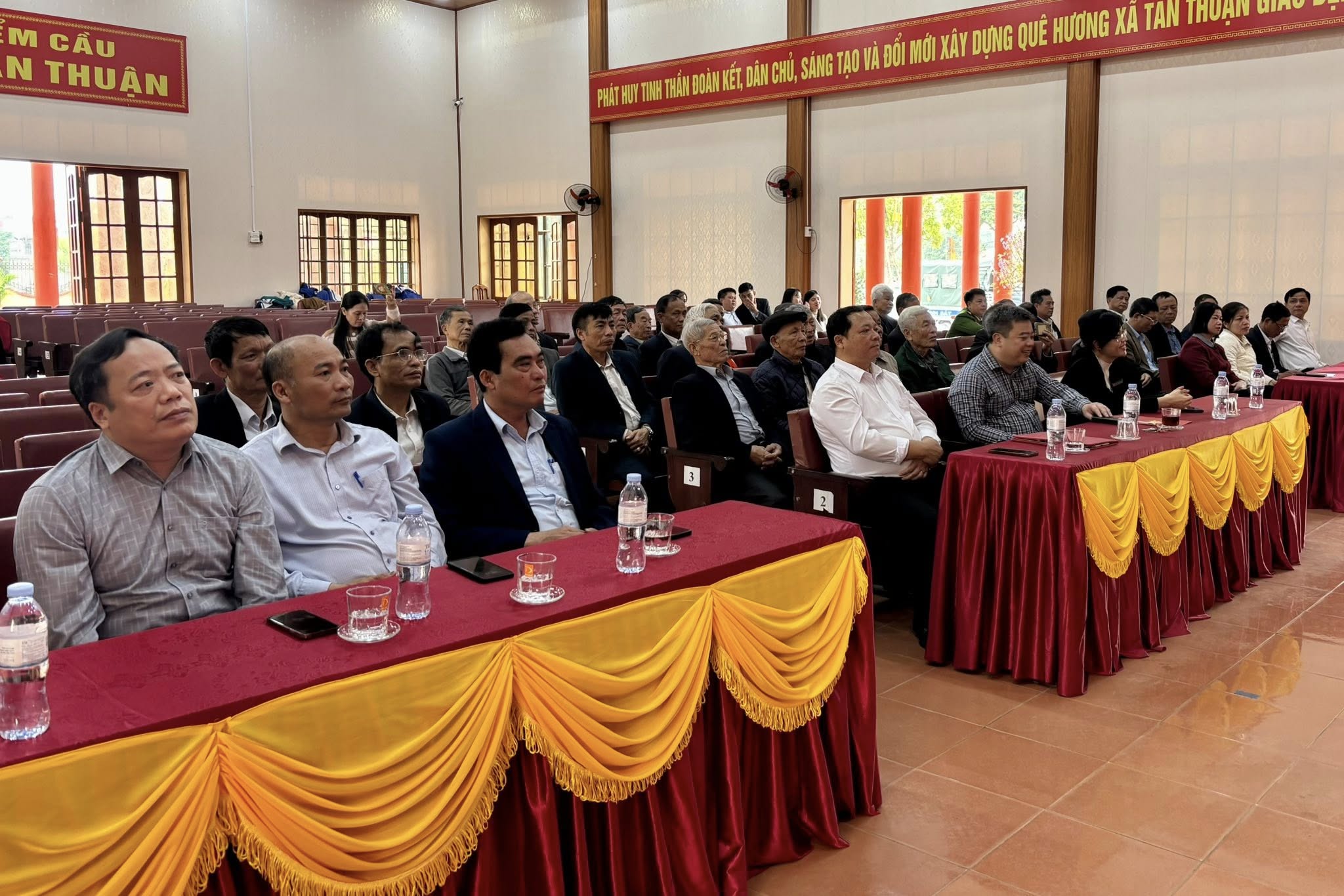Xã Tân Thuận gặp mặt nguyên lãnh đạo huyện, cán bộ chủ chốt xã nghỉ hưu qua các thời kỳ