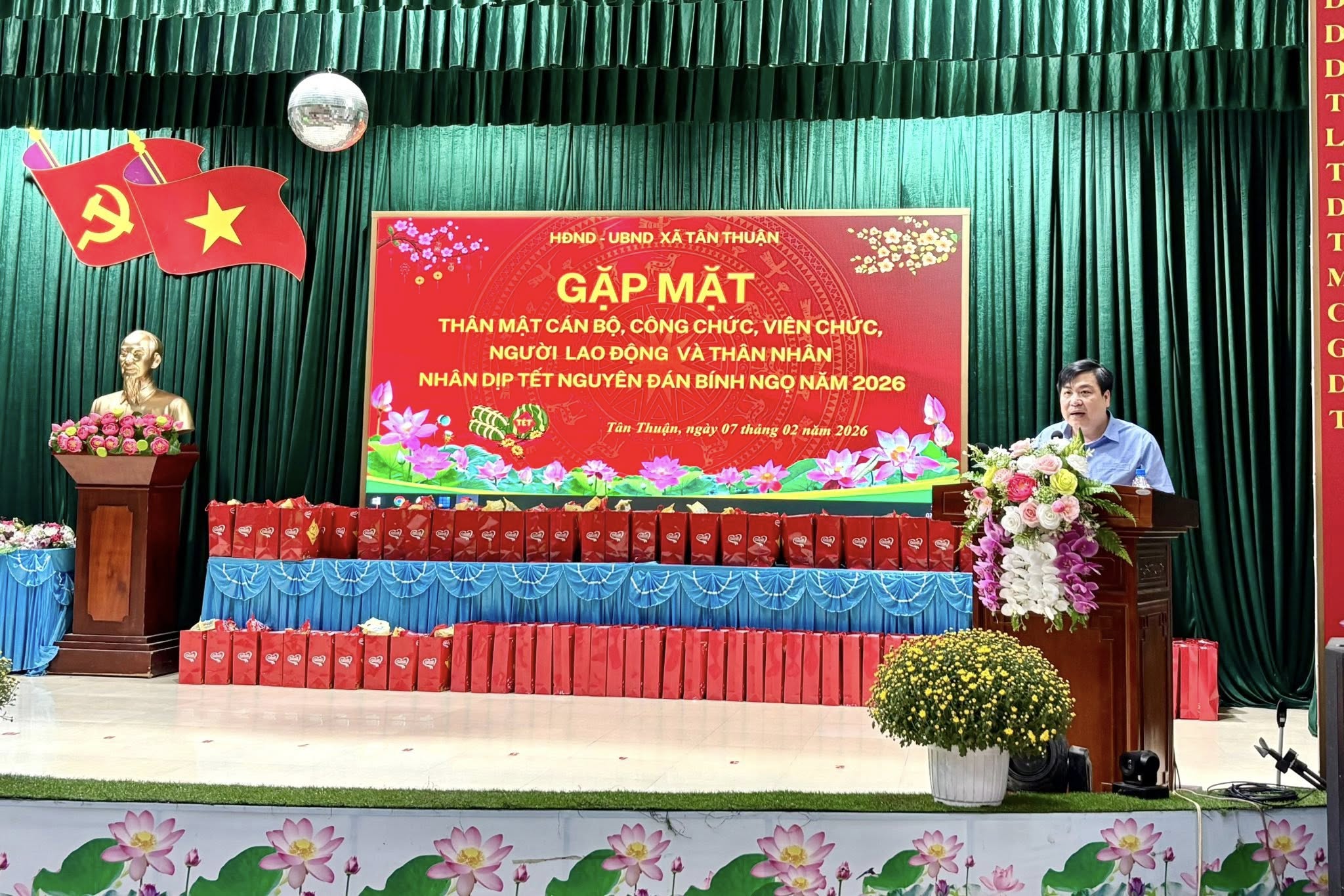 UBND xã Tân Thuận gặp mặt cán bộ, công chức, viên chức và thân nhân nhân dịp Tết Nguyên đán Bính Ngọ