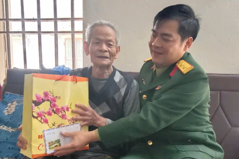 Ban chỉ huy quân sự xã Tân Thuận thăm, tặng quà Tết cán bộ quân đội nghỉ hưu mắc bệnh hiểm nghèo và gia đình cán bộ, chiến sĩ đang công tác tại biên giới, hải đảo