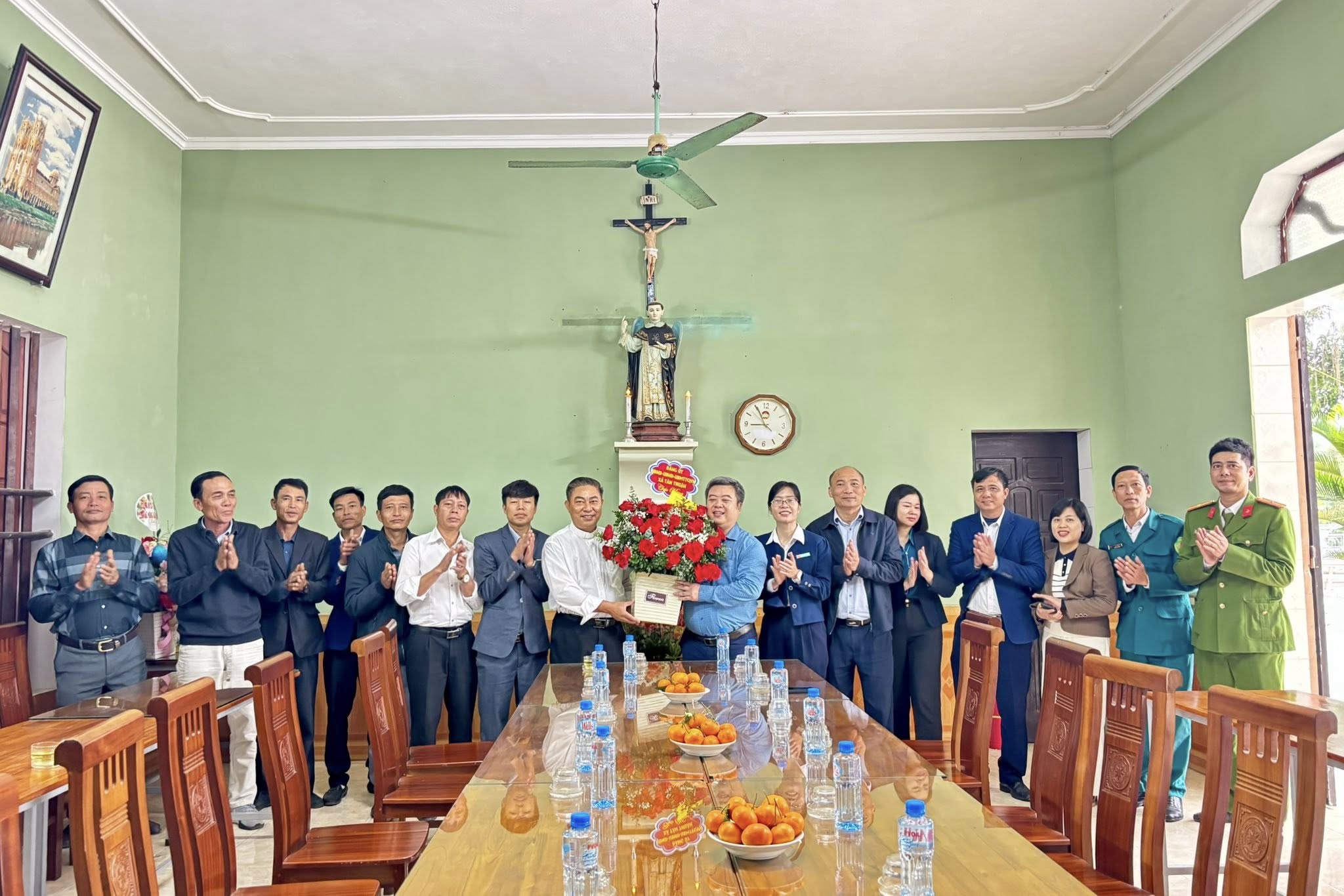 Xã Tân Thuận thăm, chúc mừng các giáo xứ, giáo họ nhân dịp lễ Giáng sinh năm 2025