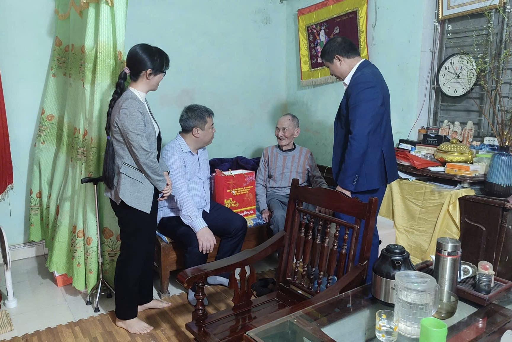 Xã Tân Thuận thăm, tặng quà Tết người có công, người cao tuổi tiêu biểu và hộ gia đình có hoàn cảnh đặc biệt khó khăn