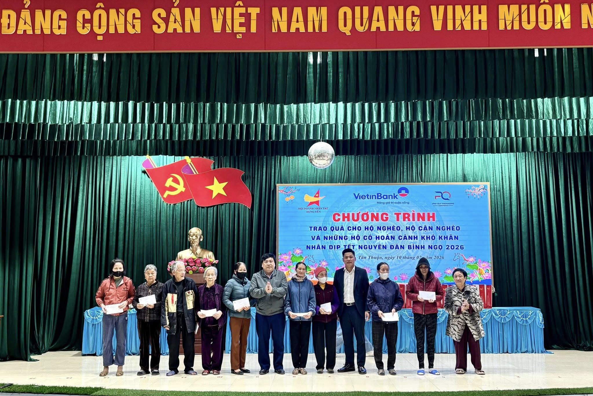 Trao tặng 103 suất quà Tết cho hộ nghèo, hộ cận nghèo, gia đình có hoàn cảnh khó khăn