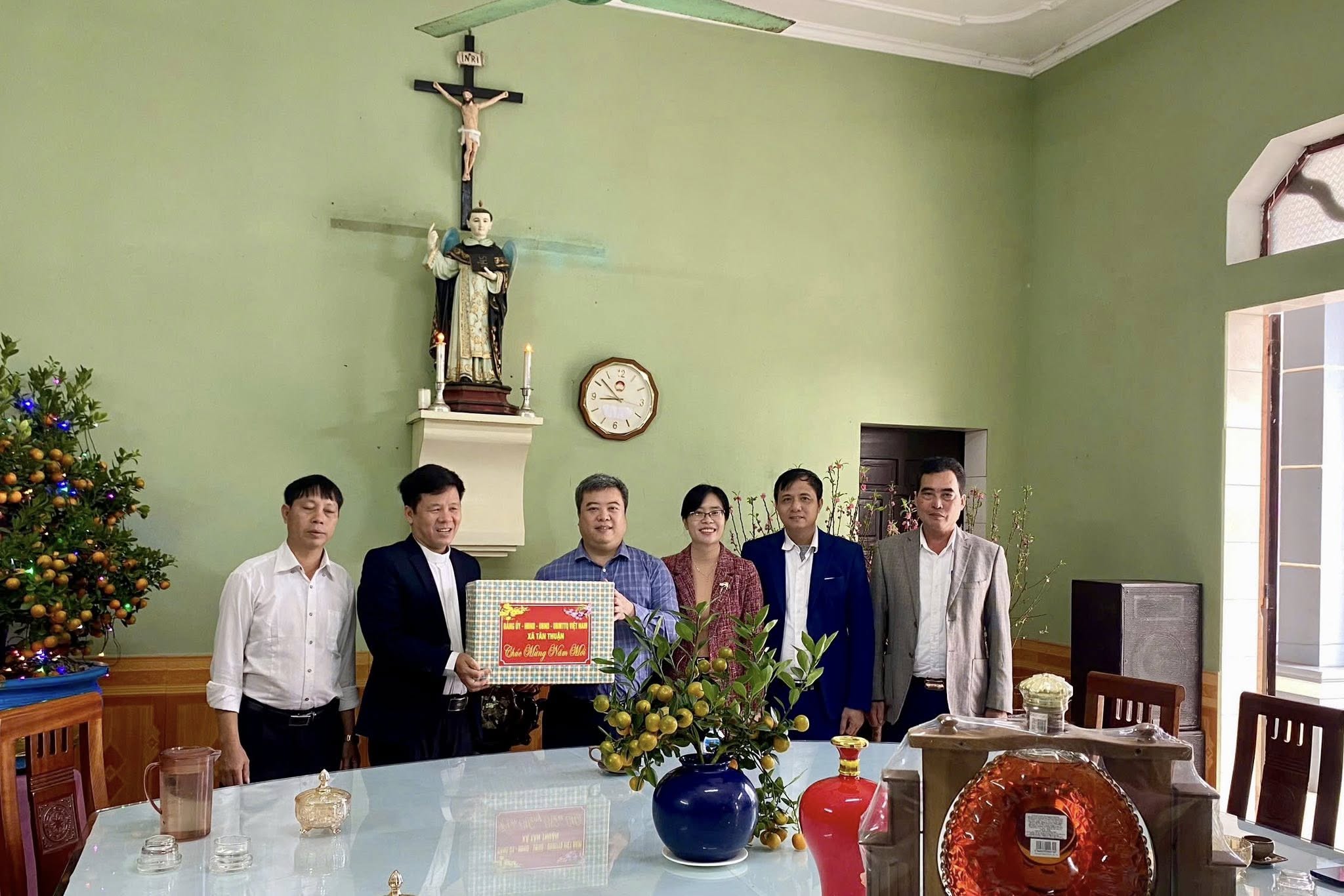 Lãnh đạo xã Tân Thuận thăm, chúc Tết các cơ sở tôn giáo trên địa bàn