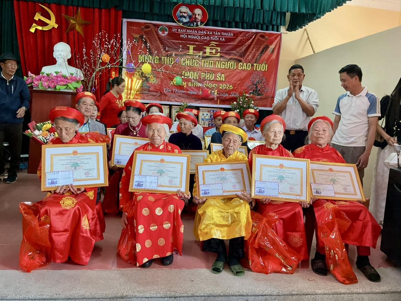 825 người cao tuổi xã Tân Thuận được chúc thọ, mừng thọ dịp Tết Nguyên đán Bính Ngọ