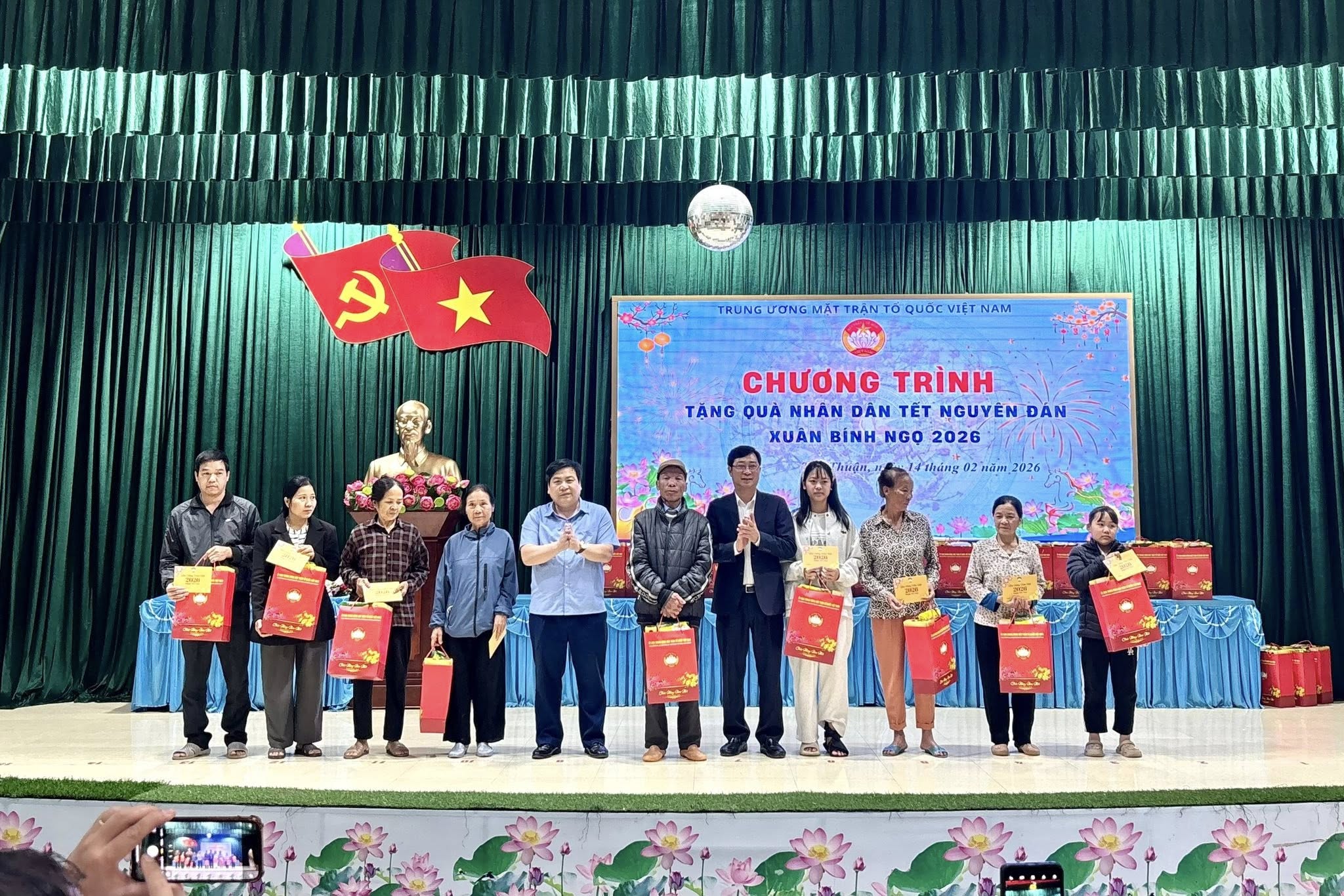 Trao quà Tết của Trung ương Mặt trận Tổ quốc Việt Nam tặng gia đình có hoàn cảnh khó khăn trên địa bàn xã Tân Thuận