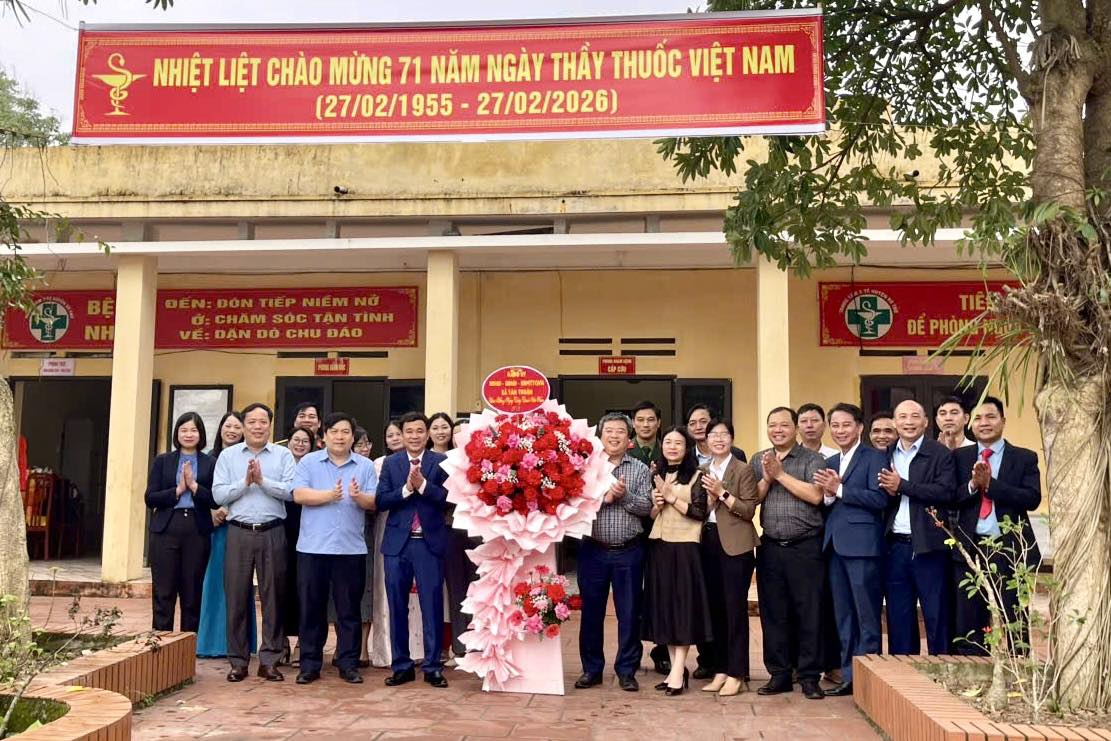 Các đồng chí lãnh đạo xã Tân Thuận chúc mừng cán bộ, viên chức Trạm y tế xã nhân Ngày Thầy thuốc Việt Nam