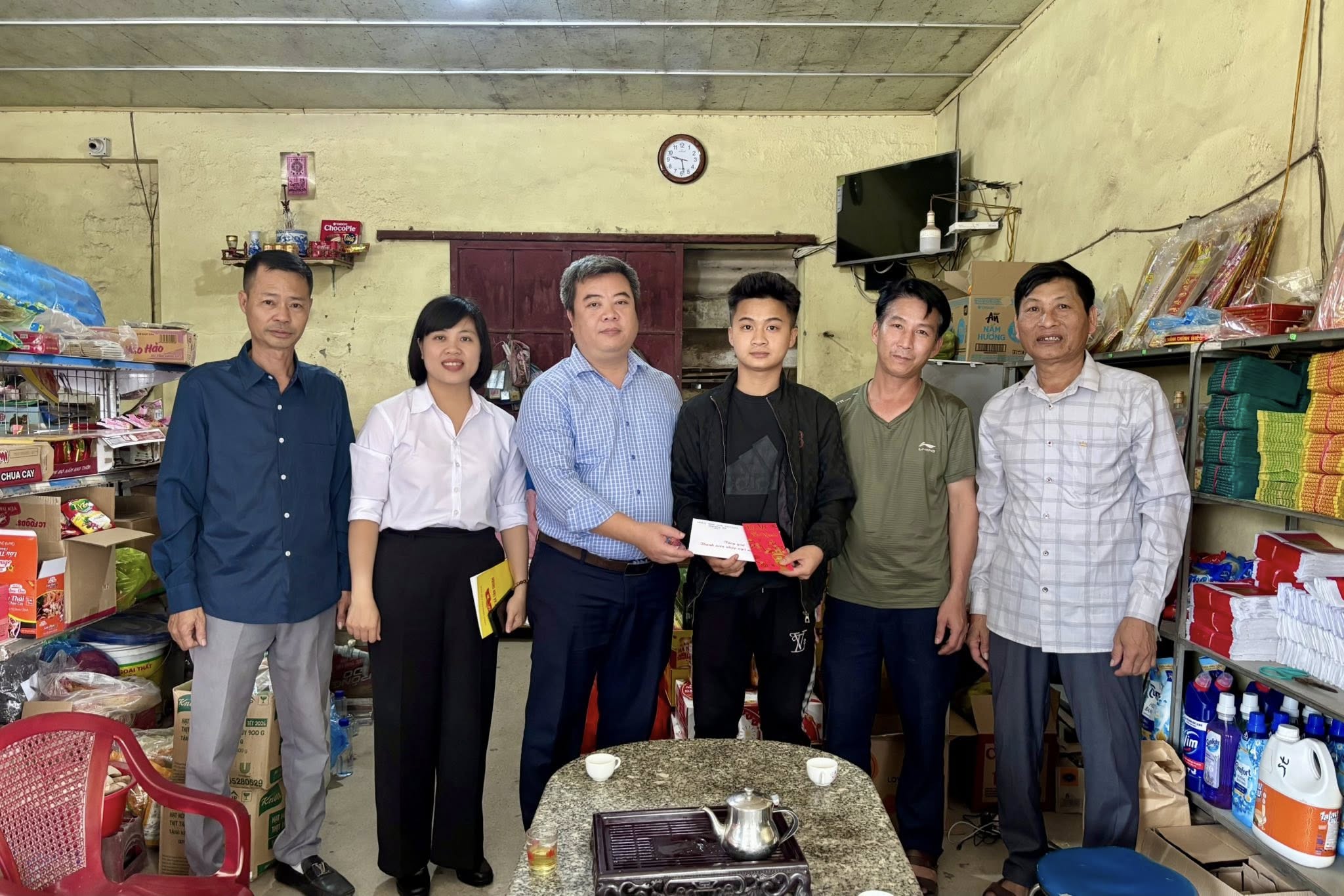Xã Tân Thuận thăm, động viên, tặng quà thanh niên trước khi lên đường nhập ngũ