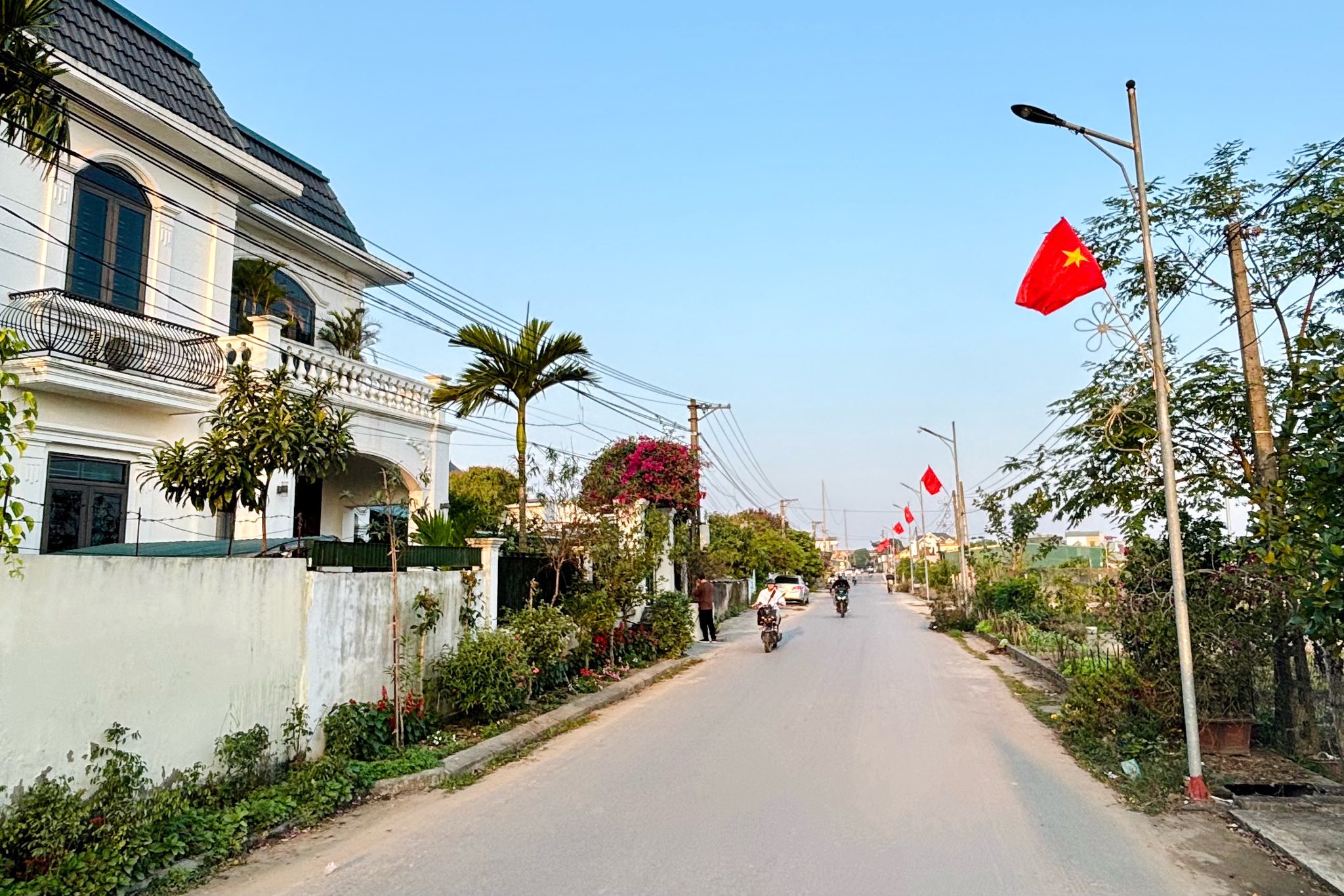 Treo cờ Tổ quốc chào mừng cuộc bầu cử đại biểu Quốc hội và đại biểu HĐND các cấp