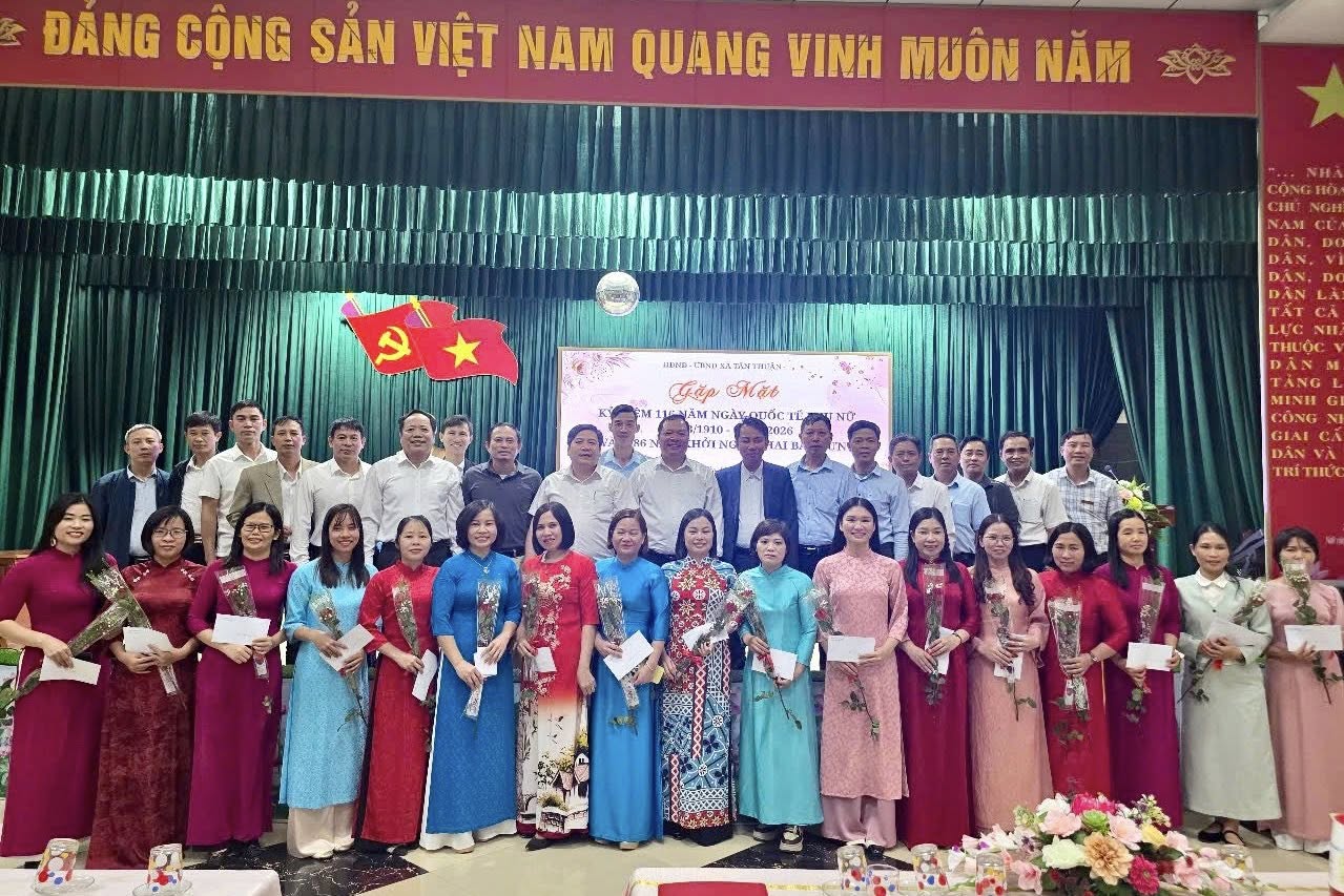 Gặp mặt nữ cán bộ công chức, viên chức, người lao động cơ quan HĐND, UBND xã Tân Thuận
