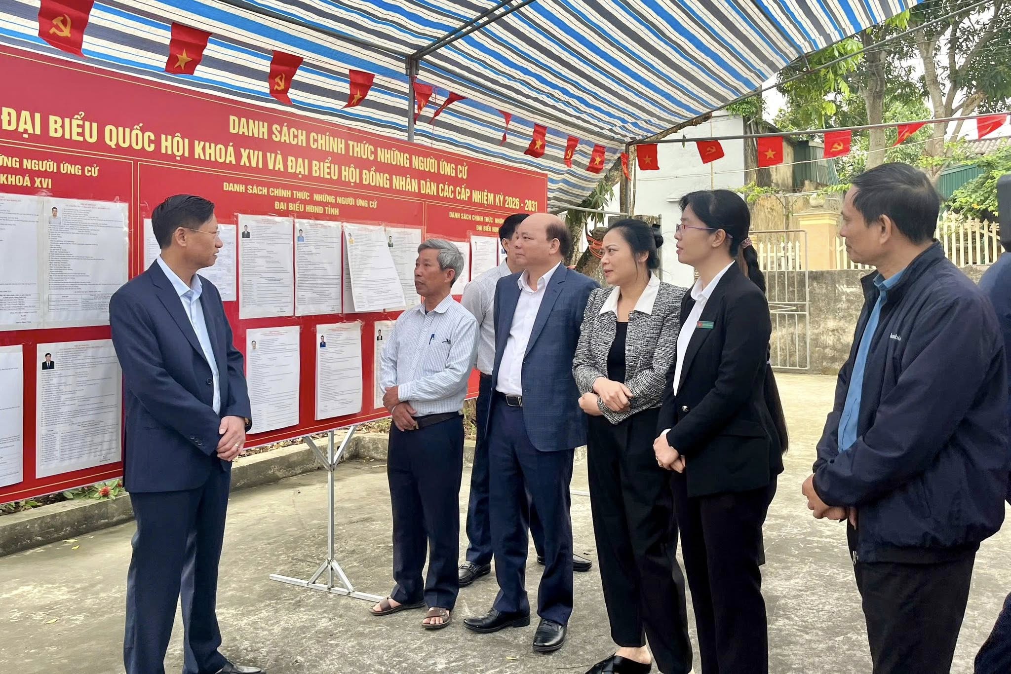 Các đồng chí lãnh đạo tỉnh Hưng Yên kiểm tra công tác chuẩn bị bầu cử tại xã Tân Thuận