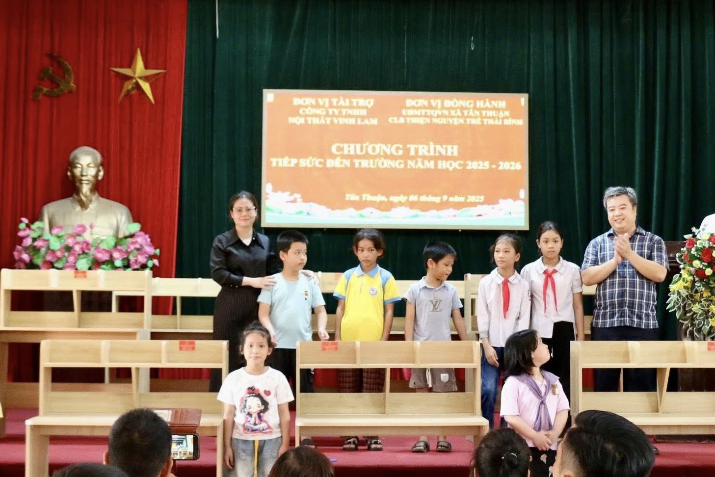 Trao tặng 52 góc học tập cho học sinh có hoàn cảnh khó khăn trước thềm năm học mới