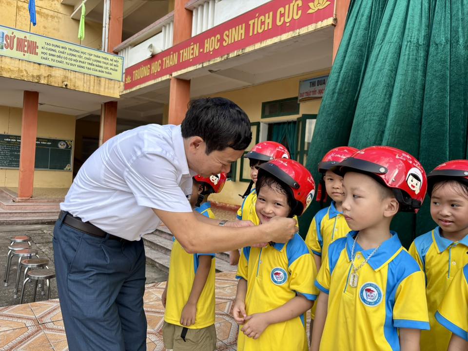 Hơn 250 mũ bảo hiểm đạt chuẩn được trao tặng cho học sinh lớp 1 xã Tân Thuận