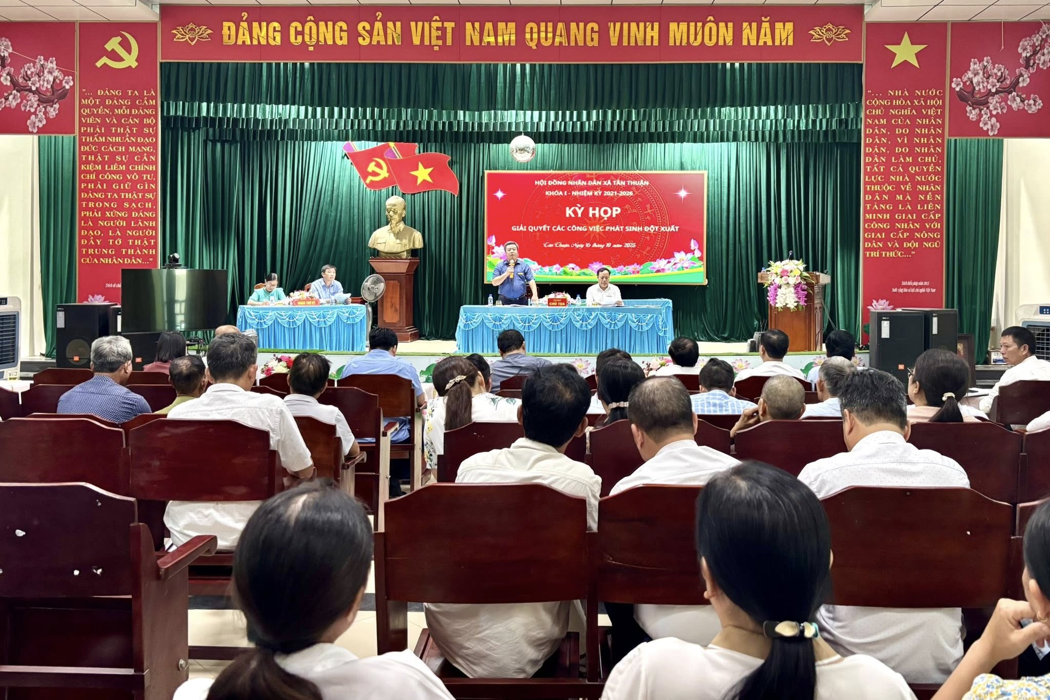 Hội đồng nhân dân xã Tân Thuận tổ chức kỳ họp giải quyết các công việc phát sinh đột xuất