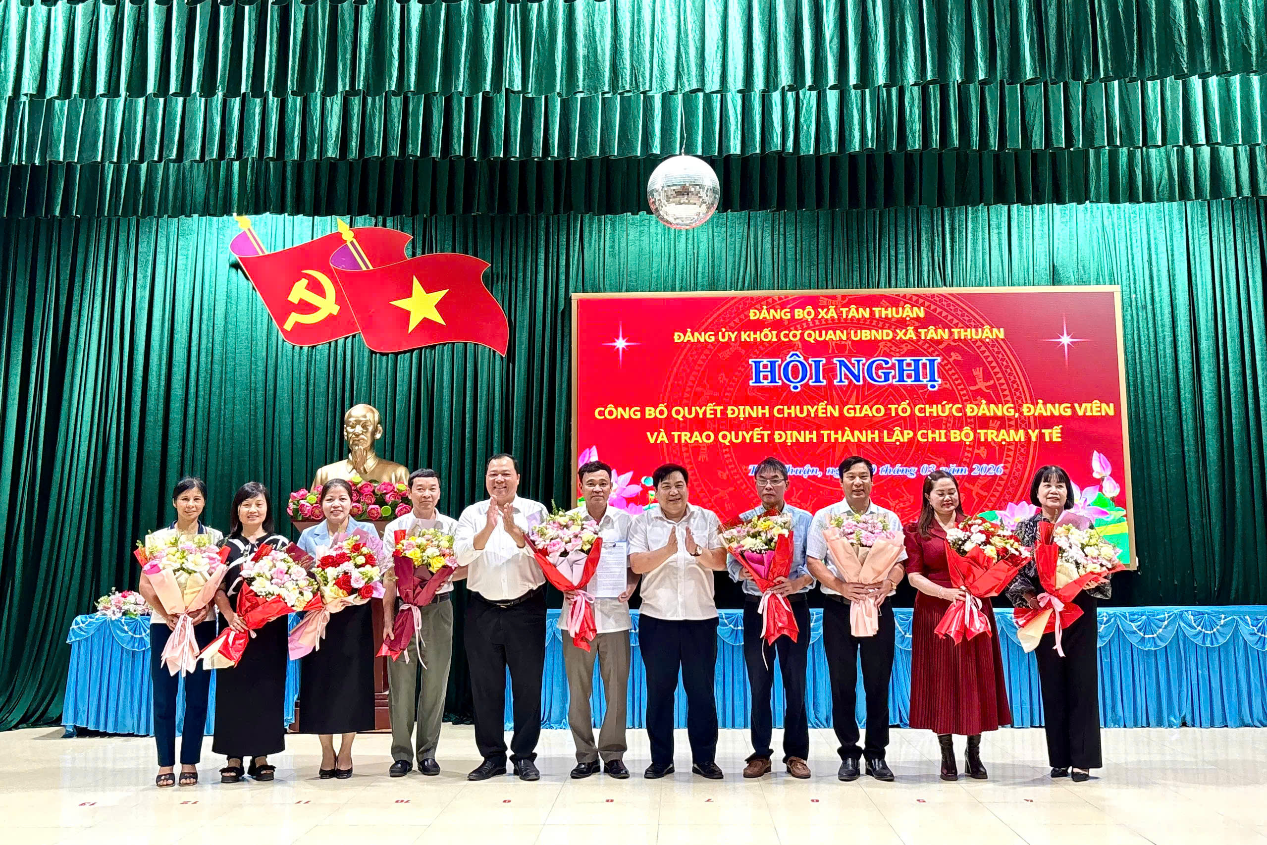 Công bố quyết định chuyển giao tổ chức đảng, đảng viên và trao quyết định thành lập Chi bộ Trạm y tế xã Tân Thuận