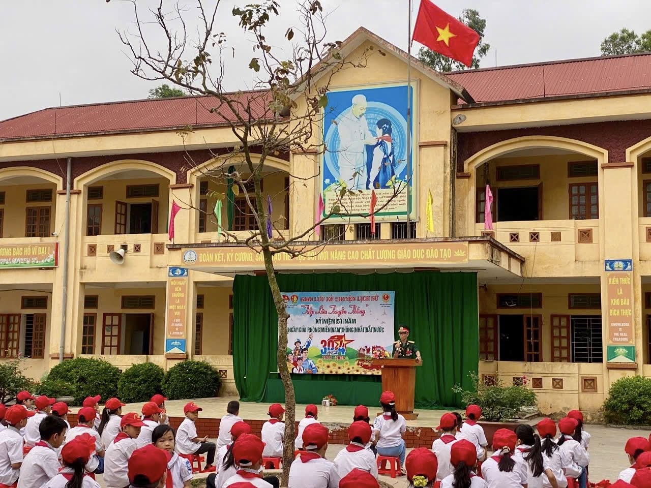 Giáo dục truyền thống cho học sinh nhân kỷ niệm 51 năm Ngày Giải phóng Miền Nam thống nhất đất nước
