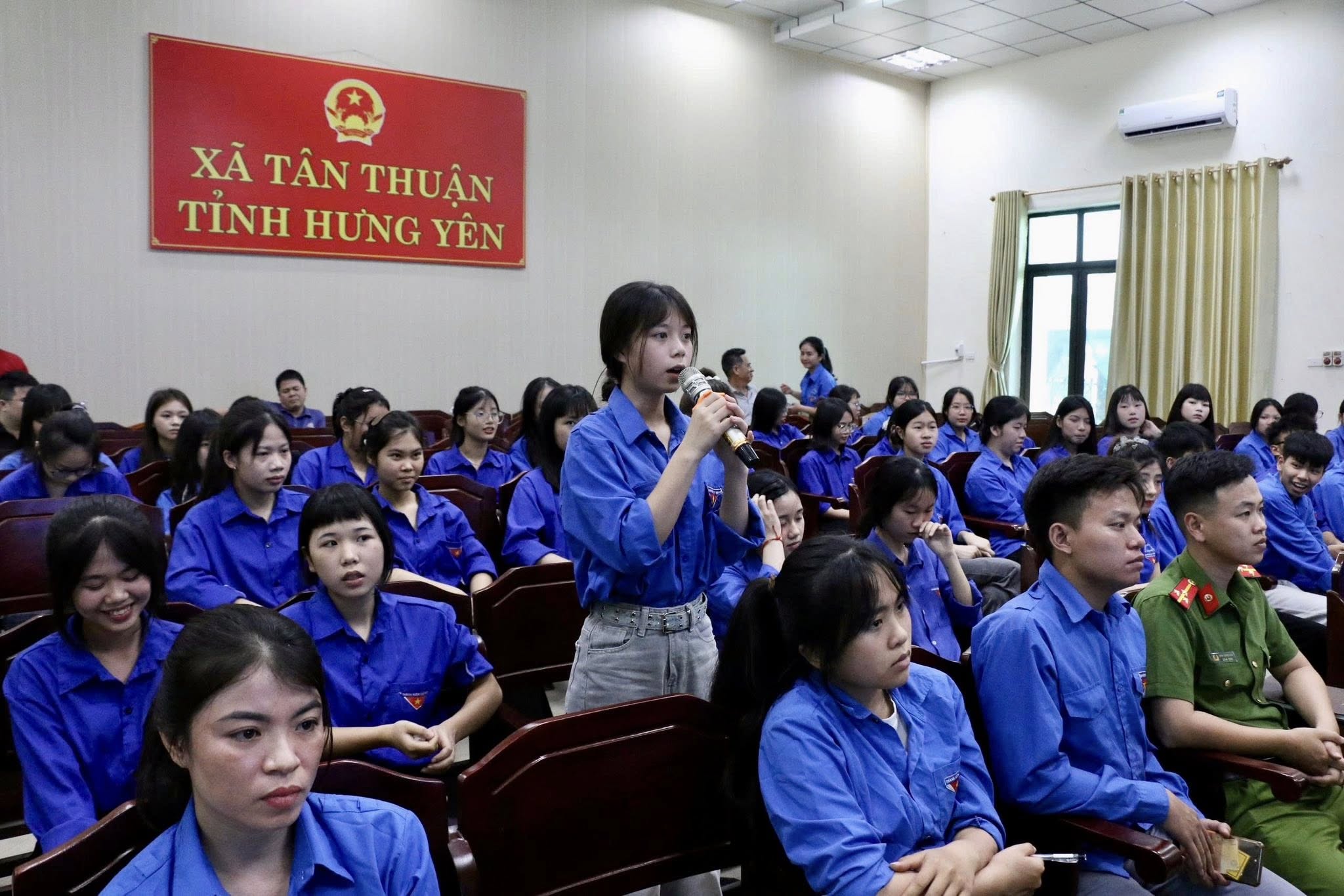 Chủ tịch Ủy ban nhân dân xã Tân Thuận đối thoại với thanh niên