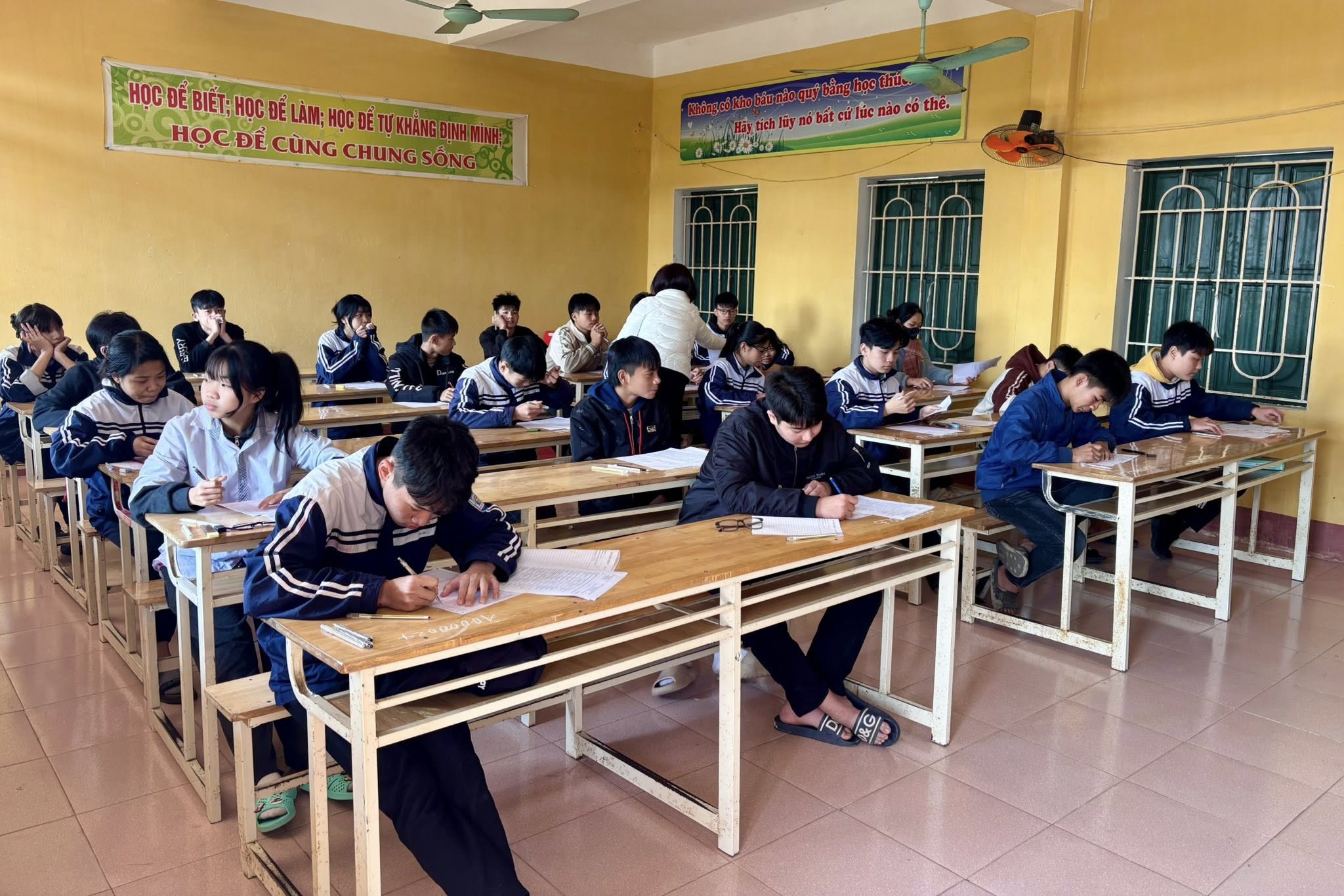 Hoàn thành khảo sát chất lượng học sinh lớp 9 THCS học kỳ I, năm học 2025-2026