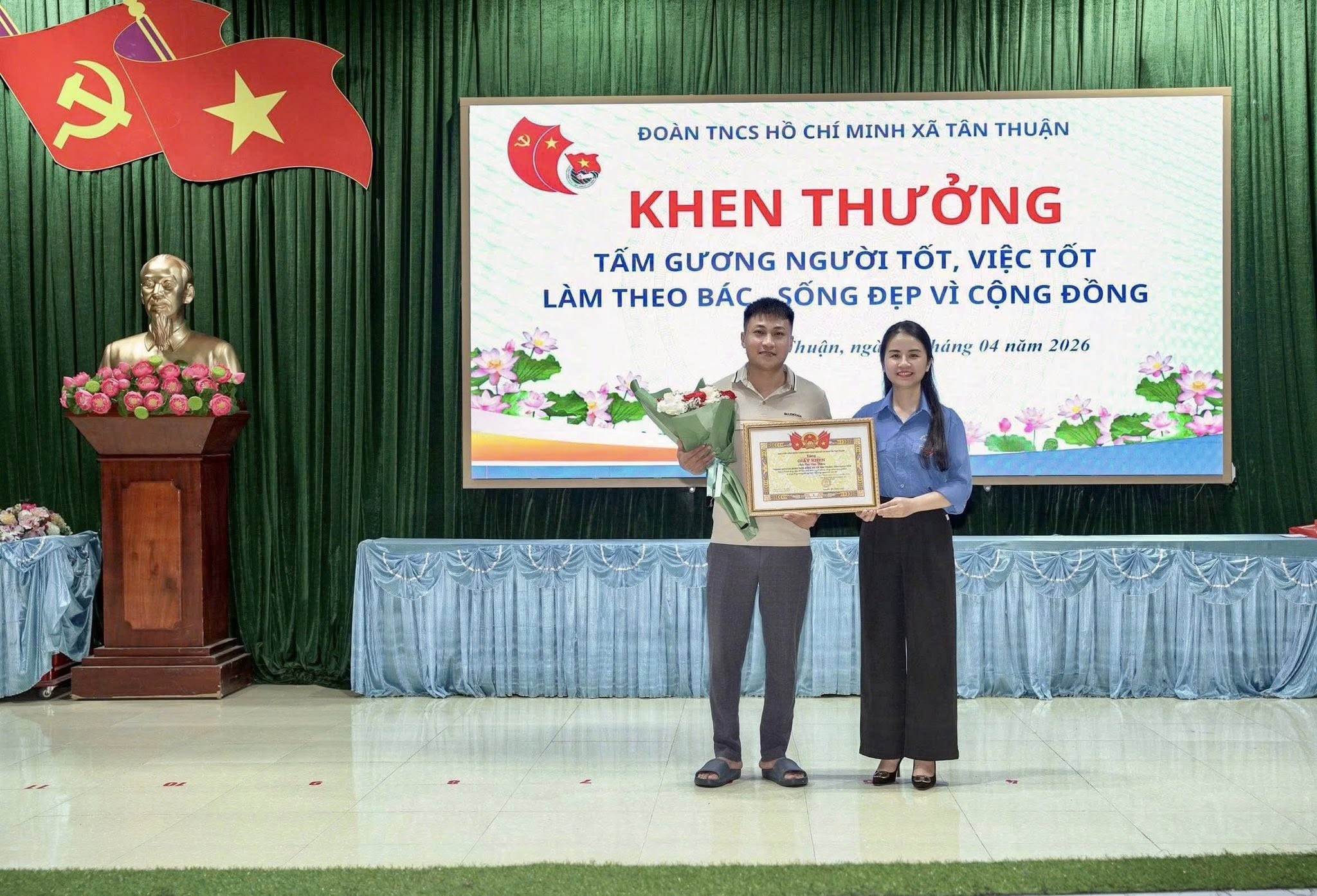Khen thưởng thanh niên dũng cảm cứu người giữa dòng sông