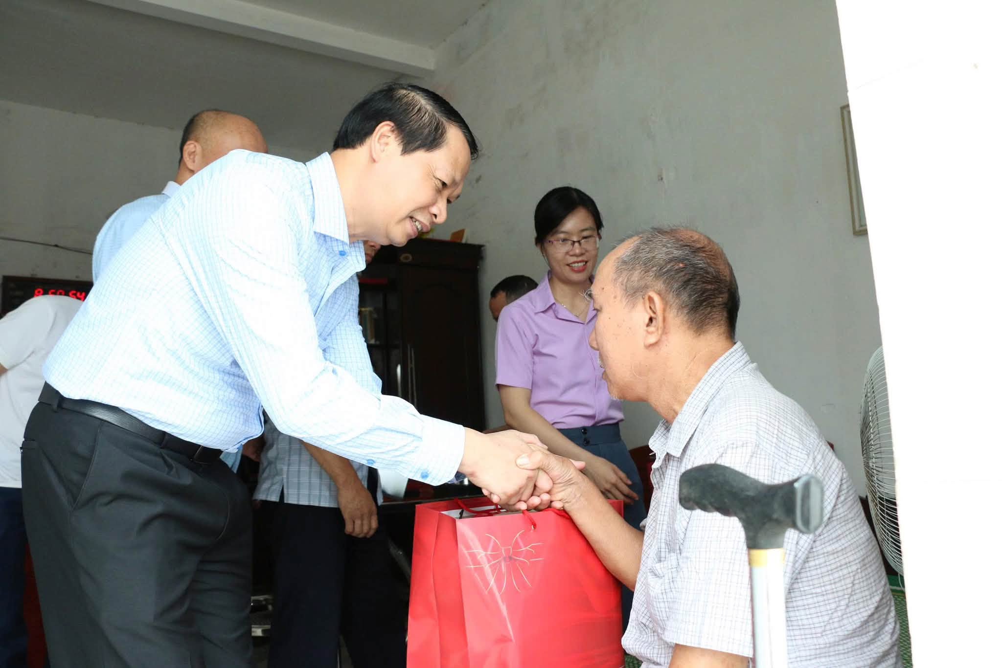   Đồng chí Trưởng ban Nội chính Tỉnh ủy thăm, tặng quà bệnh binh và trẻ em có hoàn cảnh khó khăn trên địa bàn xã Tân Thuận