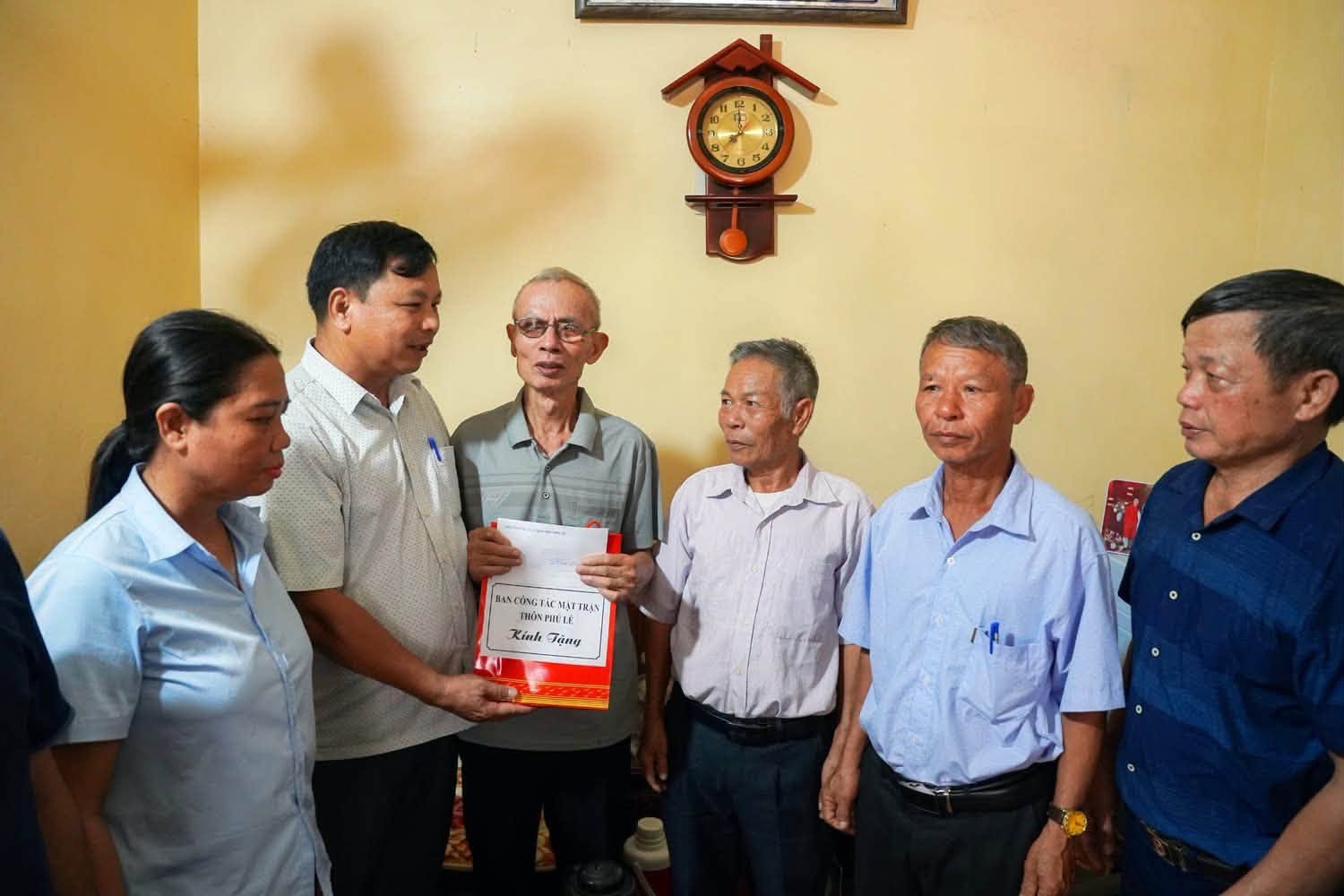   Thôn Phú Lễ thăm, tặng quà người có công và gia đình người có công với cách mạng