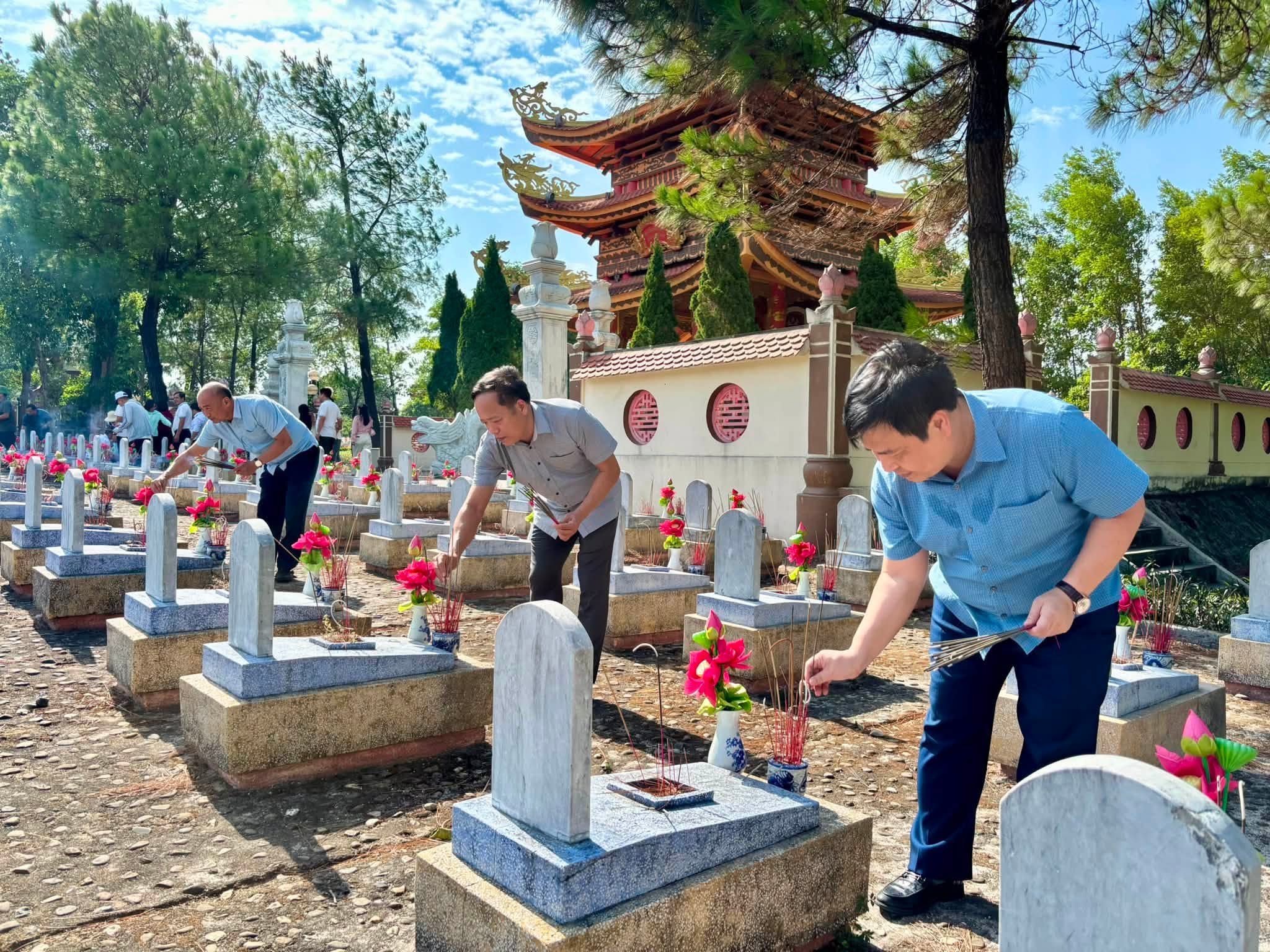   Đoàn đại biểu xã Tân Thuận dâng hương tri ân các Anh hùng liệt sĩ tại tỉnh Quảng Trị, Hà Tĩnh