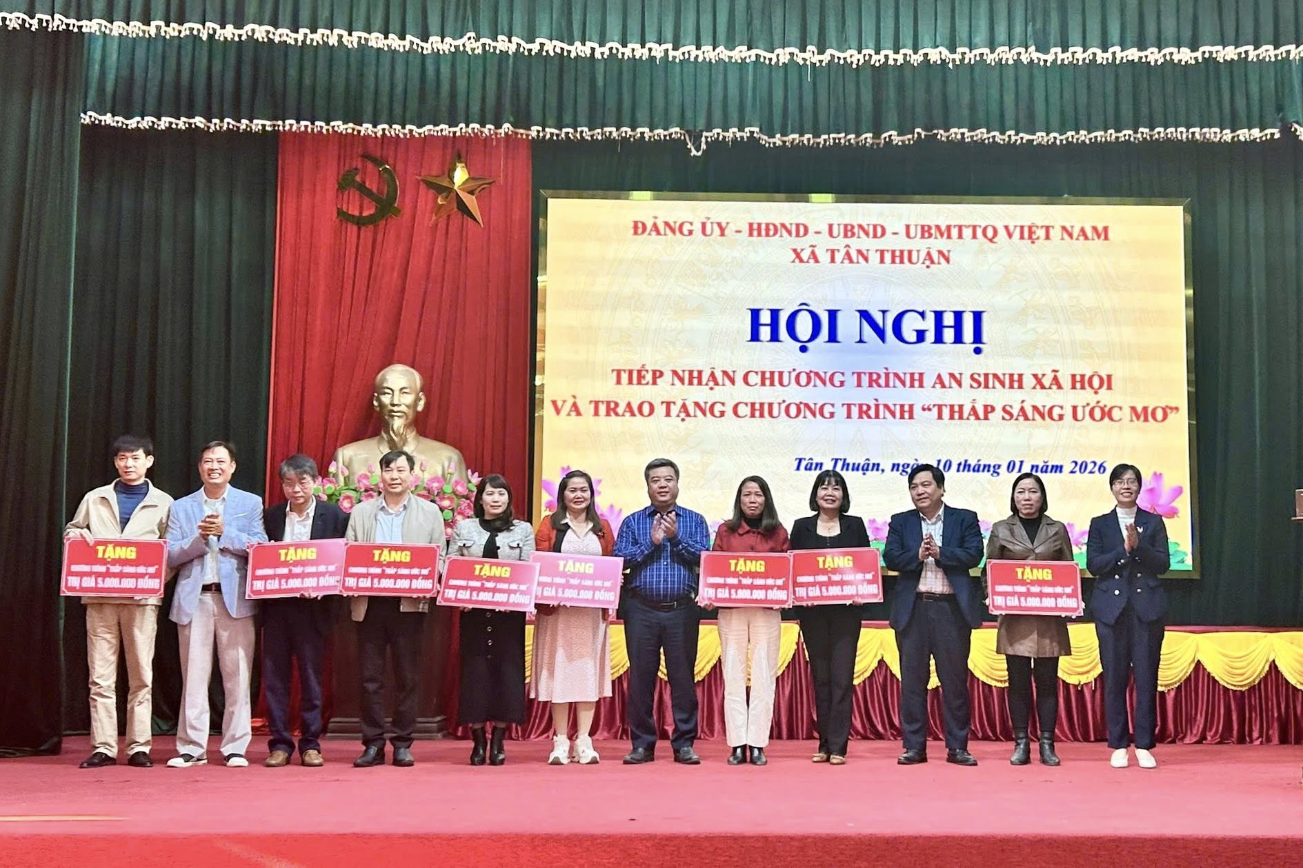Tiếp nhận chương trình an sinh xã hội và trao tặng chương trình “Thắp sáng ước mơ” cho các trường học trên địa bàn xã Tân Thuận