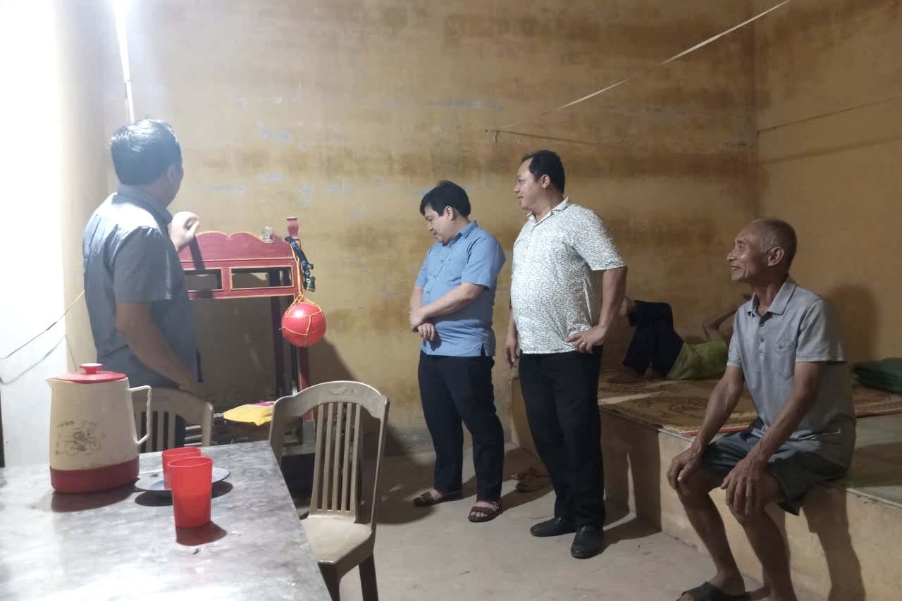 Lãnh đạo xã Tân Thuận kiểm tra công tác ứng phó với lũ ngay trong đêm