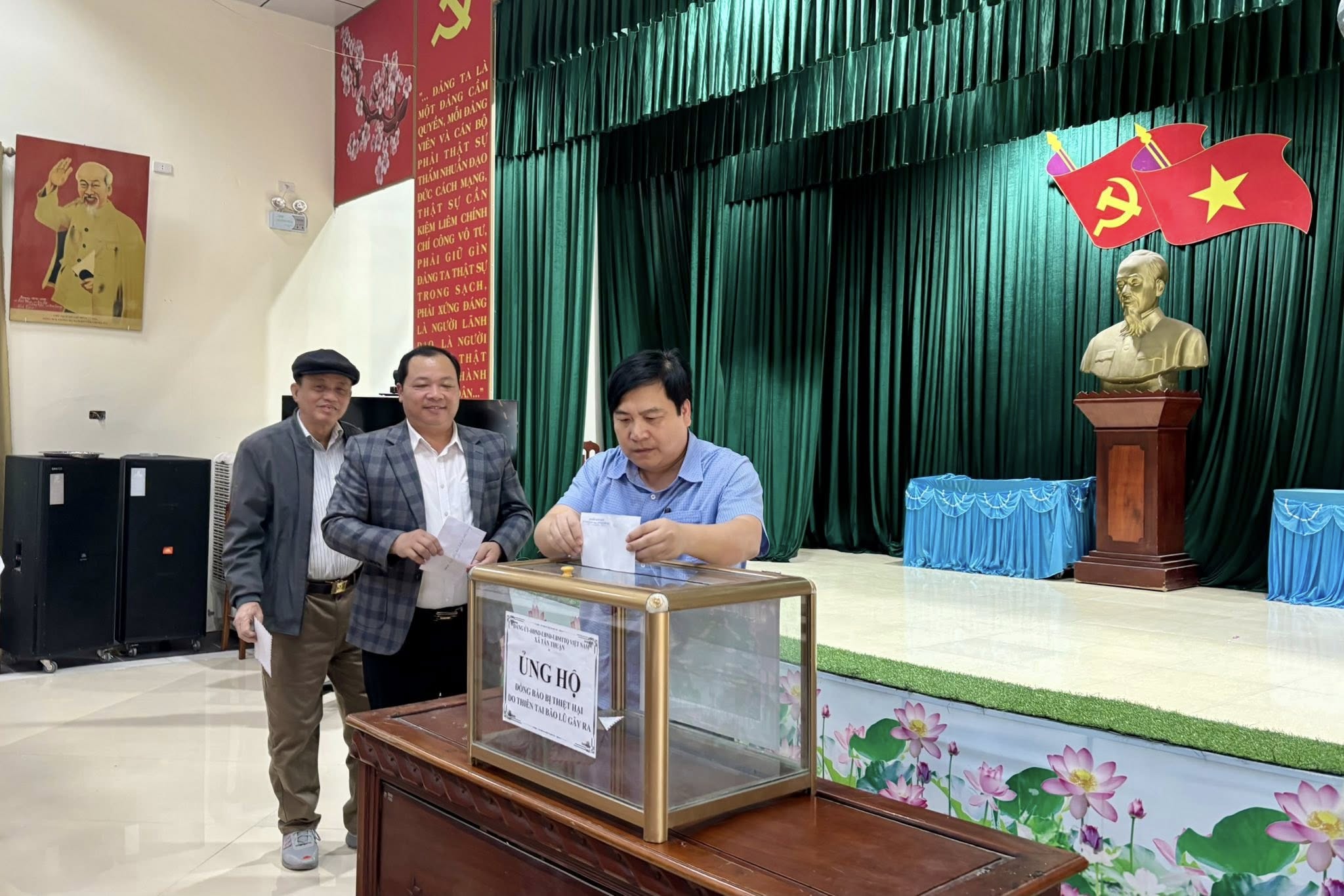Cán bộ, công chức, người lao động Khối cơ quan HĐND - UBND xã Tân Thuận quyên góp, ủng hộ đồng bào miền Trung và Tây Nguyên khắc phục hậu quả mưa lũ