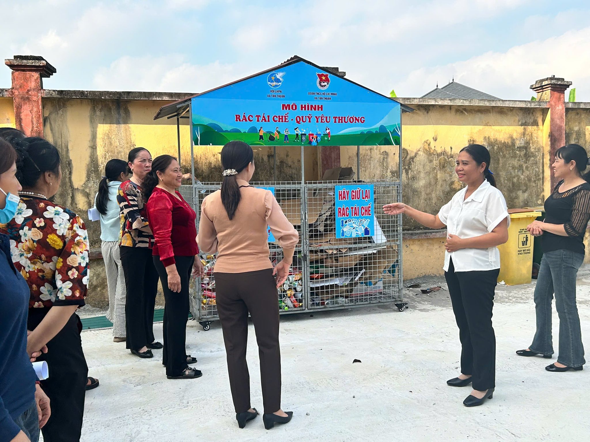 Xã Tân Thuận ra mắt mô hình “rác thải tái chế - quỹ yêu thương”
