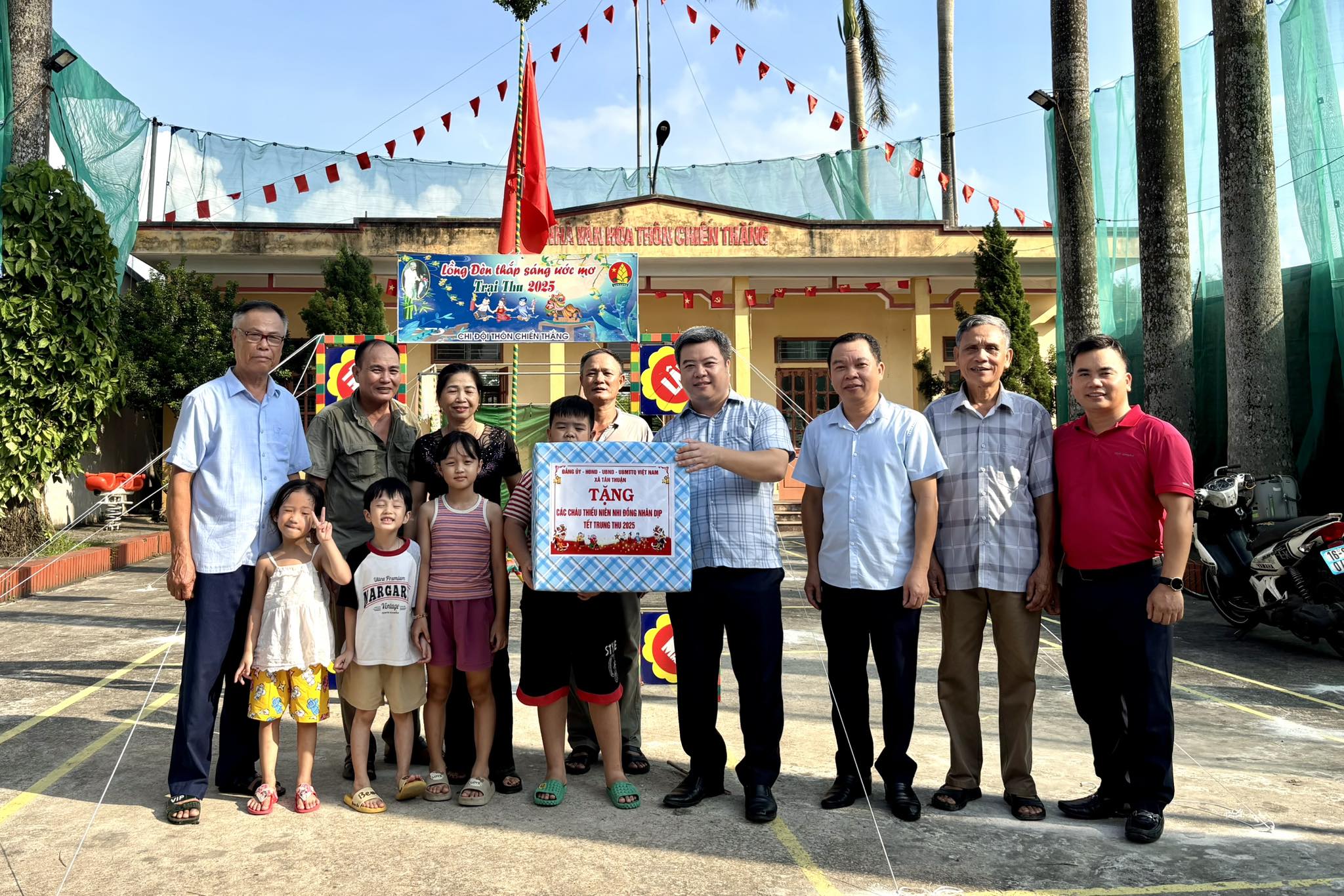 Xã Tân Thuận tổ chức các đoàn đi thăm, tặng quà thiếu niên, nhi đồng nhân dịp Tết Trung thu năm 2025