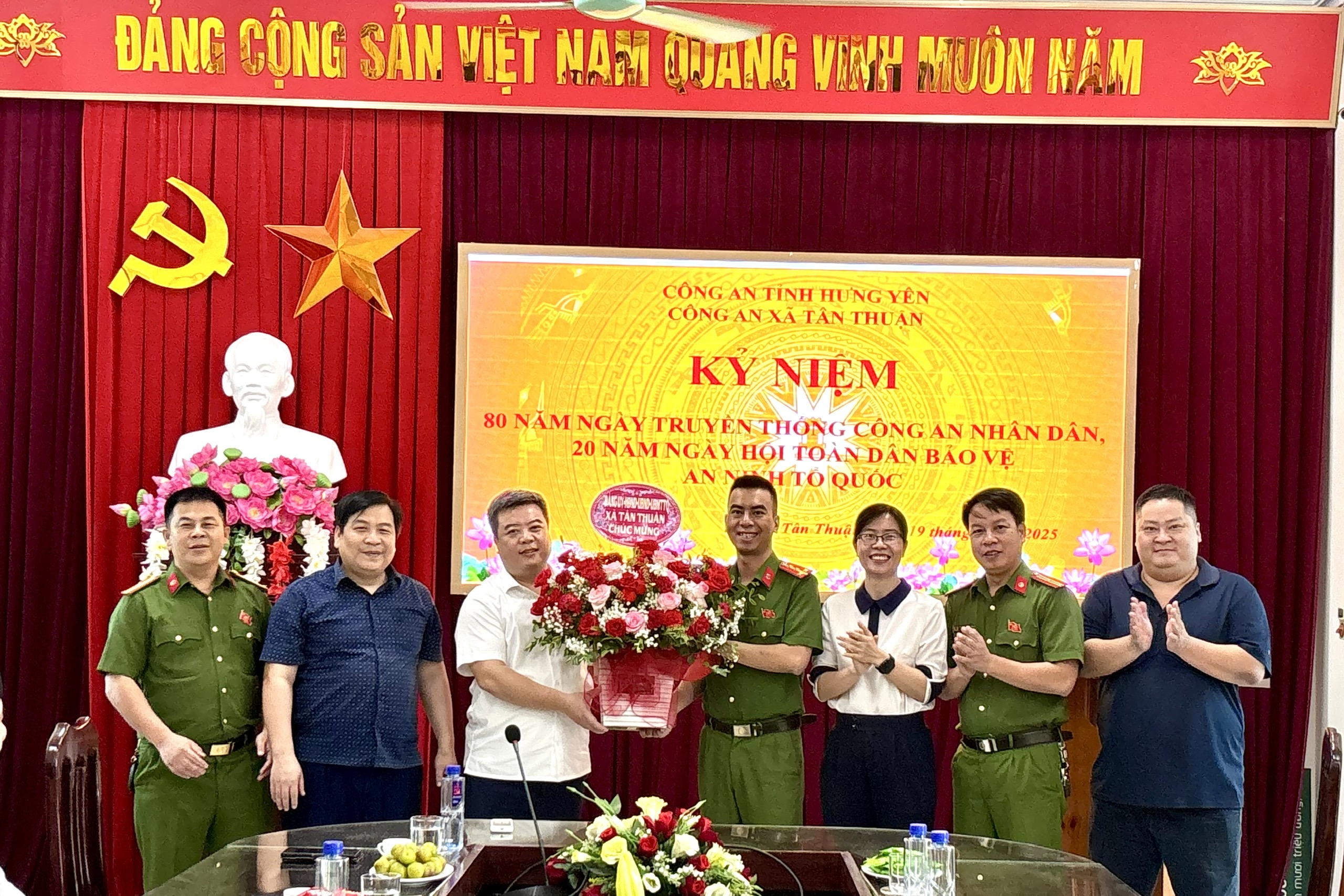 Các đồng chí lãnh đạo xã Tân Thuận chúc mừng Công an xã nhân kỷ niệm 80 năm Ngày truyền thống