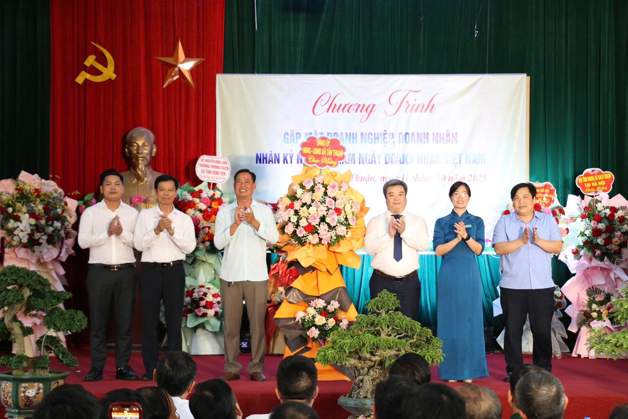 Xã Tân Thuận gặp mặt doanh nghiệp, doanh nhân nhân kỷ niệm Ngày Doanh nhân Việt Nam 13/10