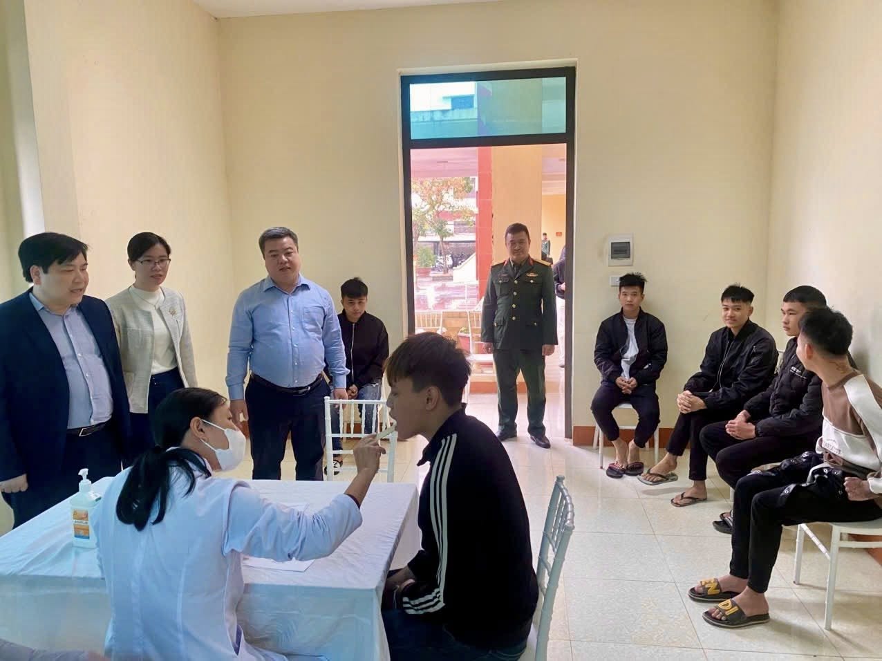 Thanh niên xã Tân Thuận tham gia khám tuyển sức khoẻ nghĩa vụ quân sự năm 2026
