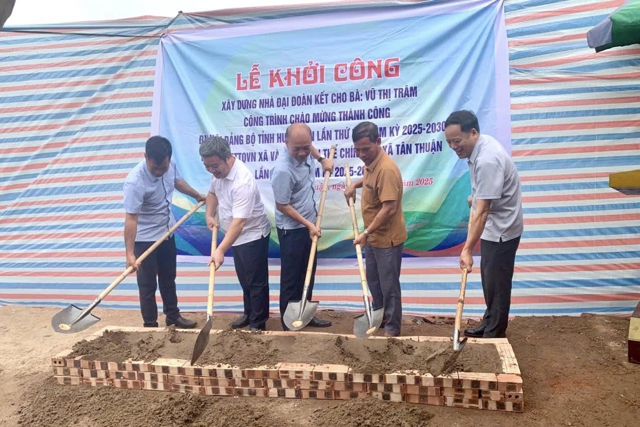 Khởi công xây dựng nhà đại đoàn kết cho hộ nghèo ở thôn Tăng Bổng