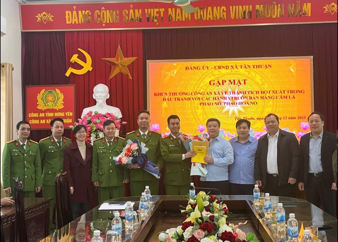Khen thưởng Công an xã có thành tích trong đấu tranh với các hành vi buôn bán hàng cấm là pháo nổ, pháo hoa nổ
