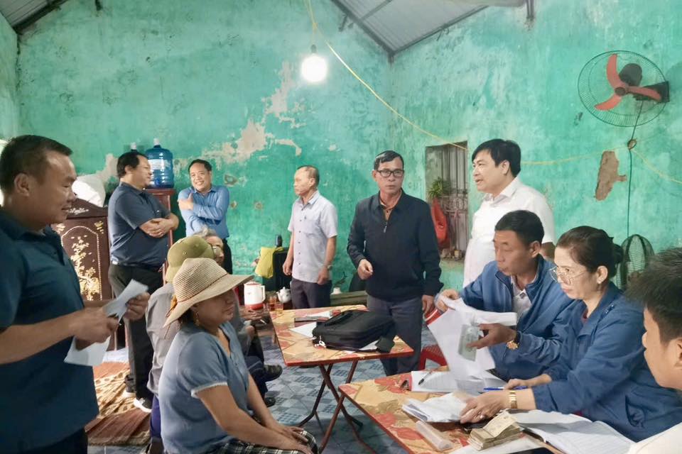 Kiểm tra công tác triển khai thu thuế, quỹ và các khoản đóng góp của tập thể tại các thôn trên địa bàn xã
