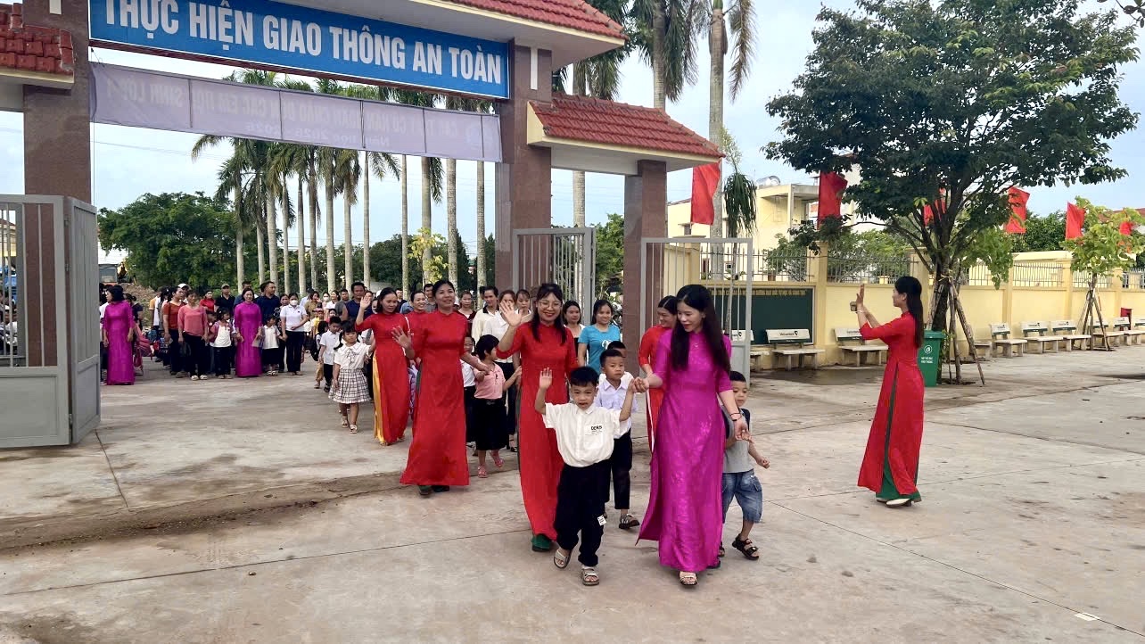Hơn 400 học sinh lớp 1 xã Tân Thuận nô nức tựu trường
