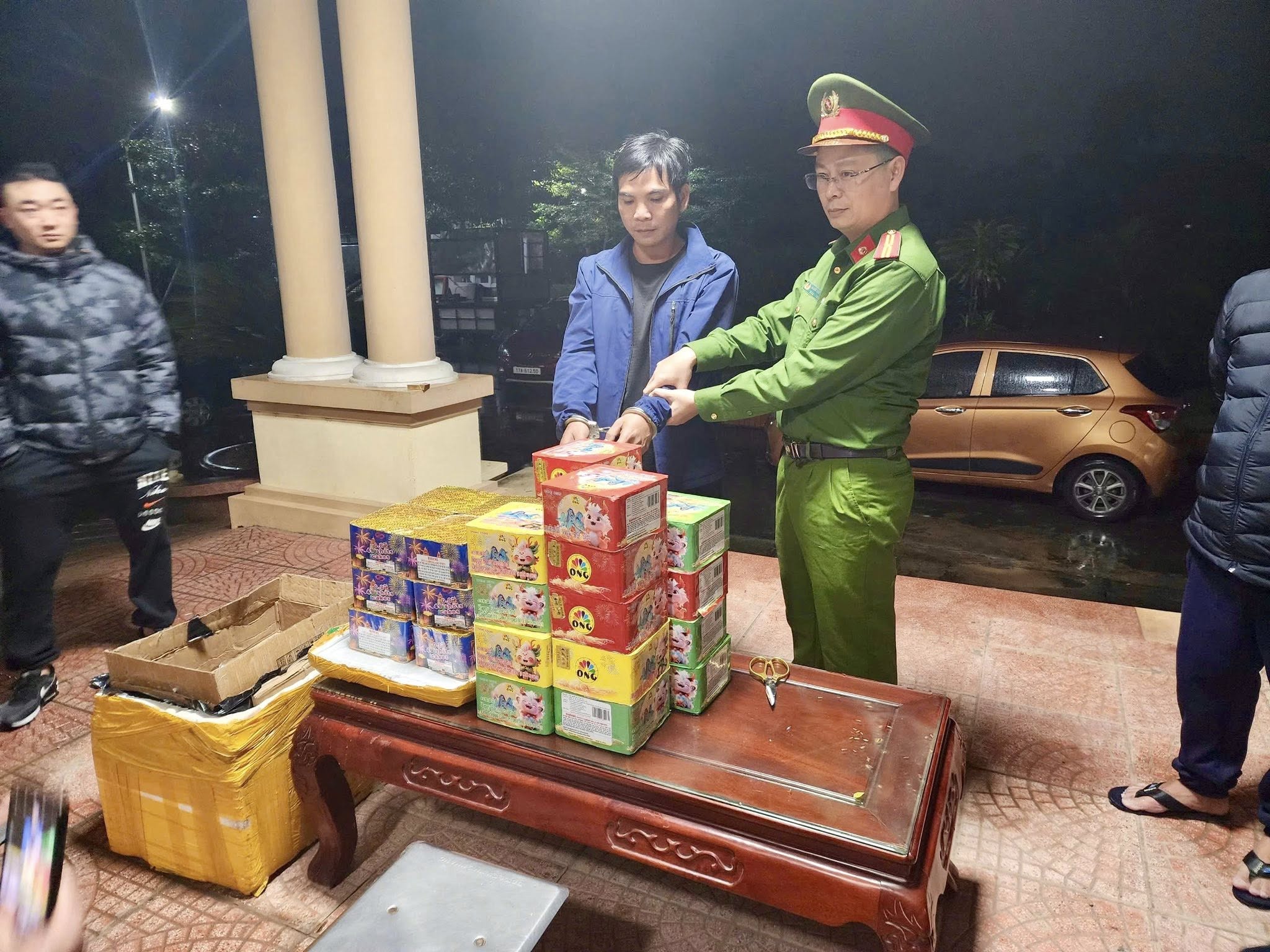 Công an xã Tân Thuận khám phá thành công vụ án buôn bán hàng cấm là pháo hoa nghi pháo hoa nổ do nước ngoài sản xuất