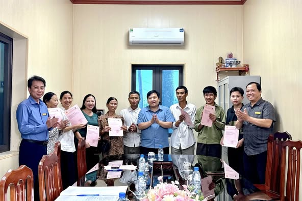 Xã Tân Thuận trao giấy chứng nhận quyền sử dụng đất cấp lần đầu cho người dân