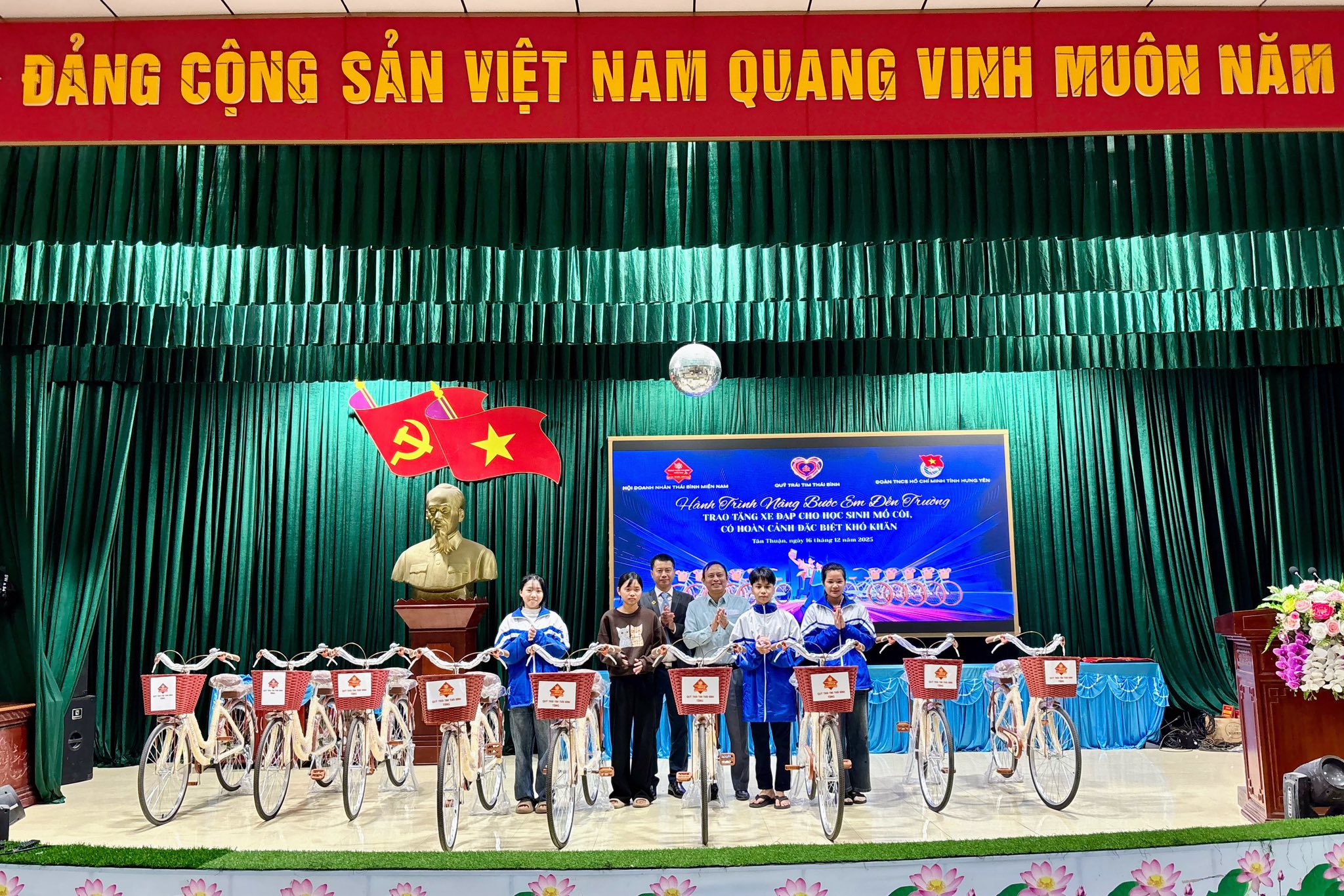 Trao tặng 10 xe đạp cho học sinh nghèo, học sinh có hoàn cảnh đặc biệt khó khăn ở xã Tân Thuận