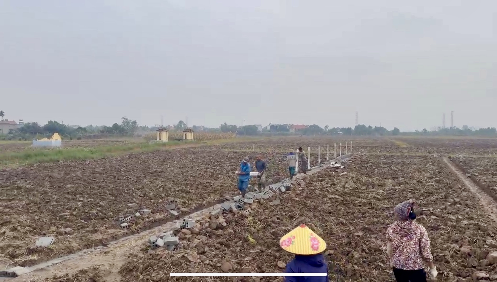 Xã Tân Thuận vận động 01 hộ dân tự giác tháo dỡ công trình xây dựng trái phép trên đất nông nghiệp