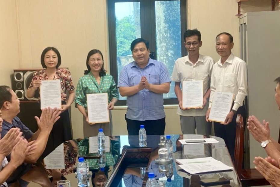 UBND xã Tân Thuận trao quyết định nghỉ hưu trước tuổi cho 4 công chức