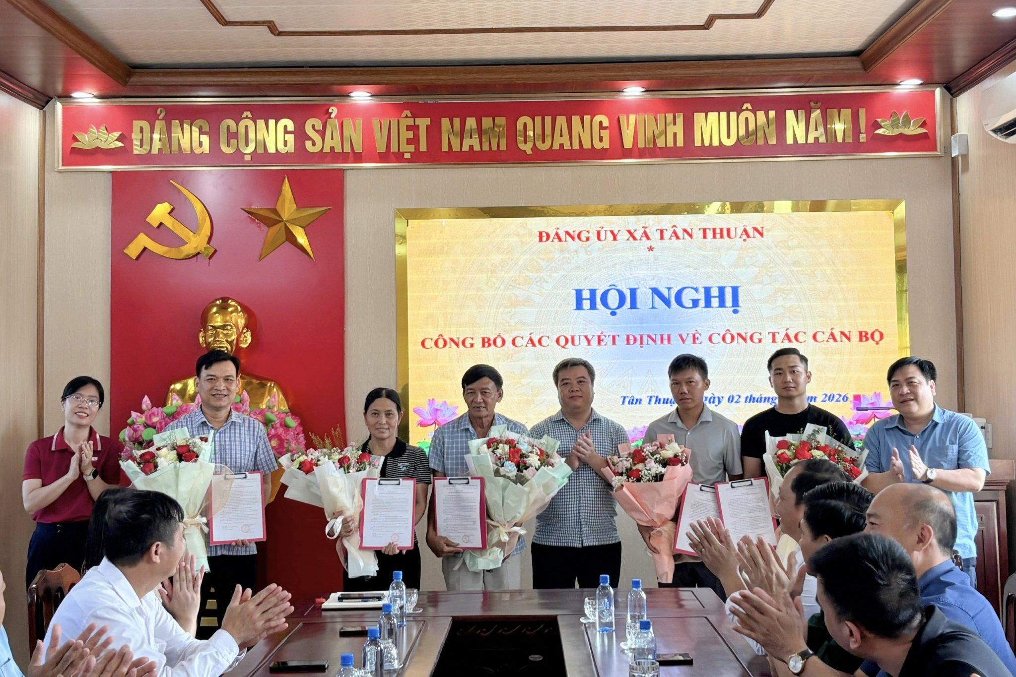   Xã Tân Thuận trao quyết định nghỉ hưởng chế độ đối với người hoạt động không chuyên trách