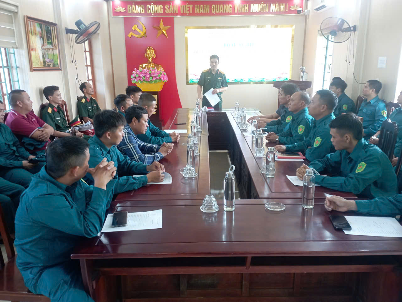   Ban CHQS xã Tân Thuận trao quyết định miễn nhiệm, bổ nhiệm thôn đội trưởng, tiểu đội trưởng dân quân tại chỗ sau sáp nhập thôn