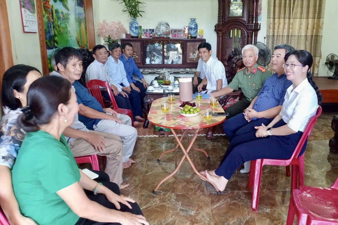   Xã Tân Thuận thăm, tặng quà các gia đình chính sách nhân dịp kỷ niệm 79 năm Ngày Thương binh - Liệt sĩ